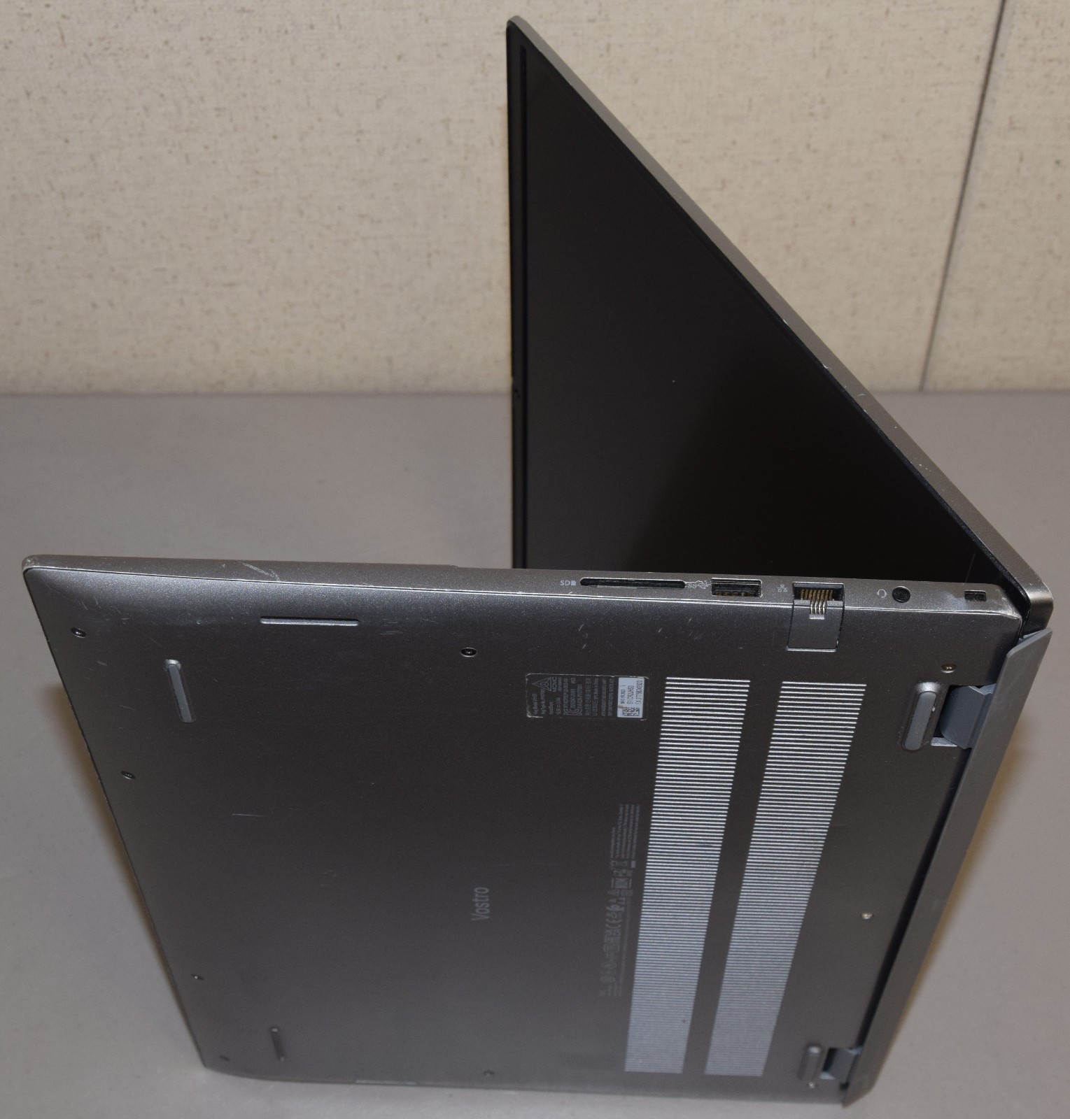 HEAVY WEAR Dell Vostro 5620 15.6″ Laptop i7-1260P 16GB DDR4 256GB NVMe Win11 Pro