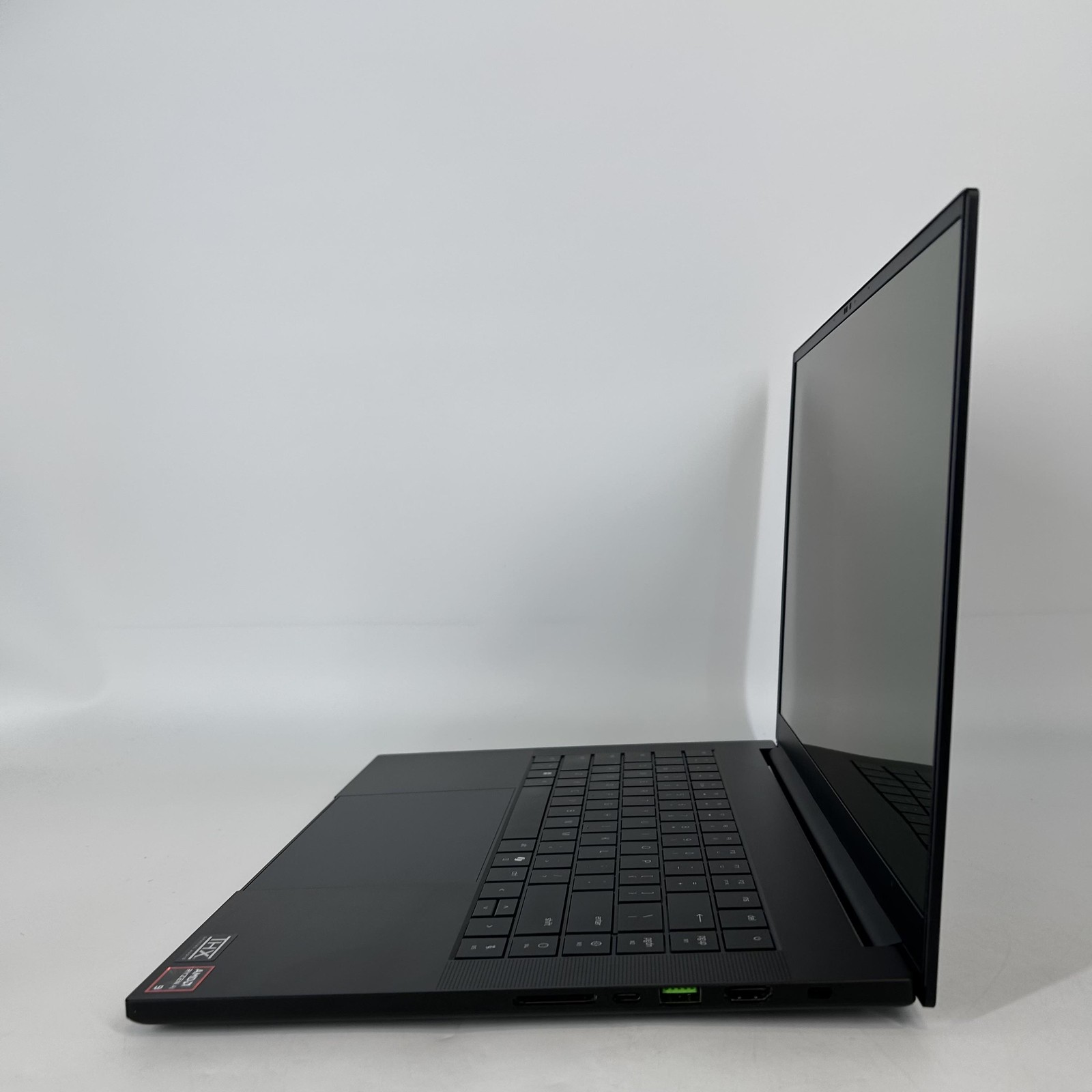 Razer Blade 16 240Hz QHD+ 2.0 GHz Ryzen AI 9 365 32GB 1TB SSD NVIDIA RTX 5070 Ti