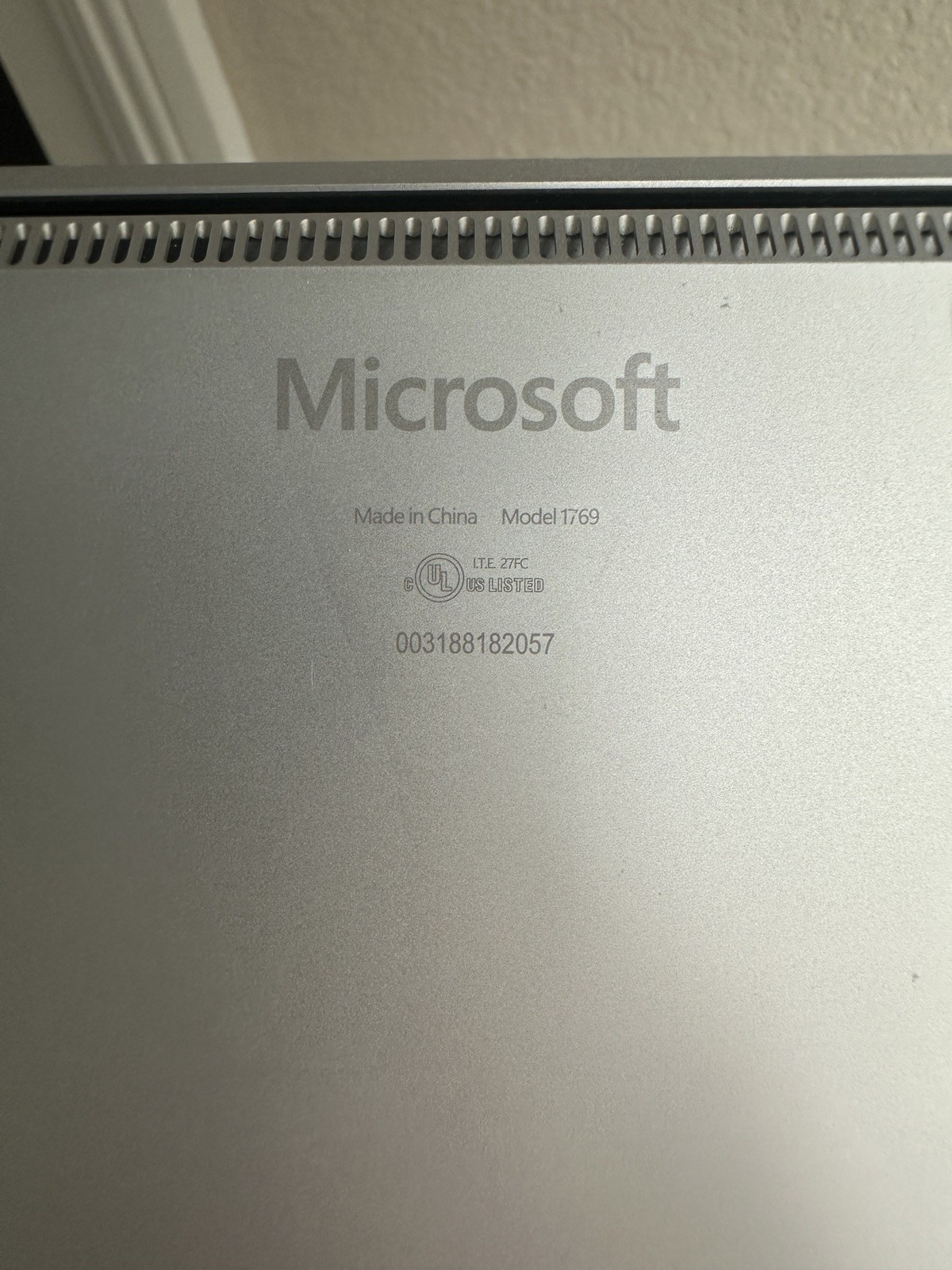 Microsoft Surface Laptop 1769 13.5″ i5-7200U 8GB RAM 128GB SSD Win 10 Pro