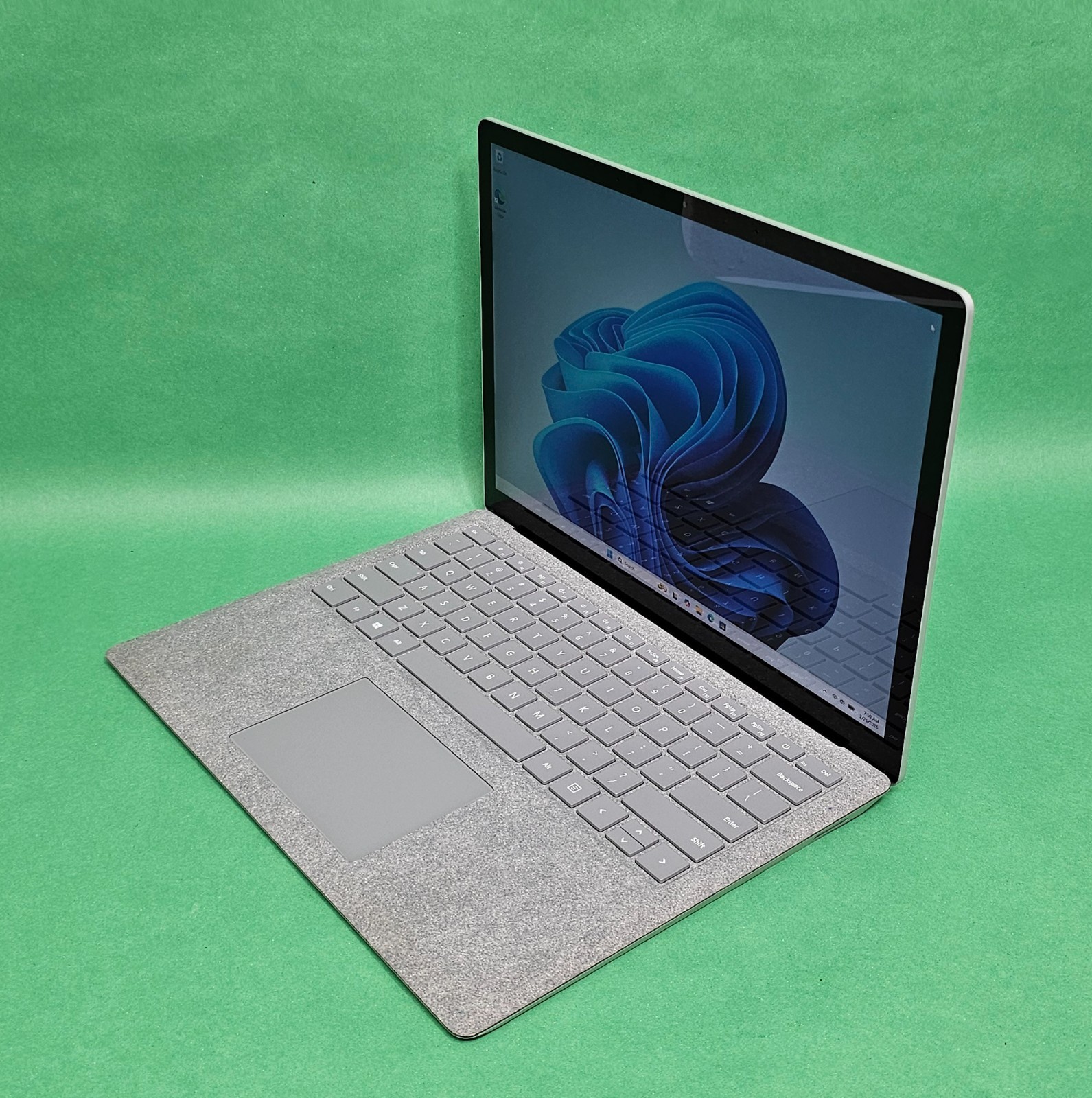 Microsoft Surface Laptop 2 1769 13.5″ Touch Core i5-8350U 8GB RAM 256GB SSD