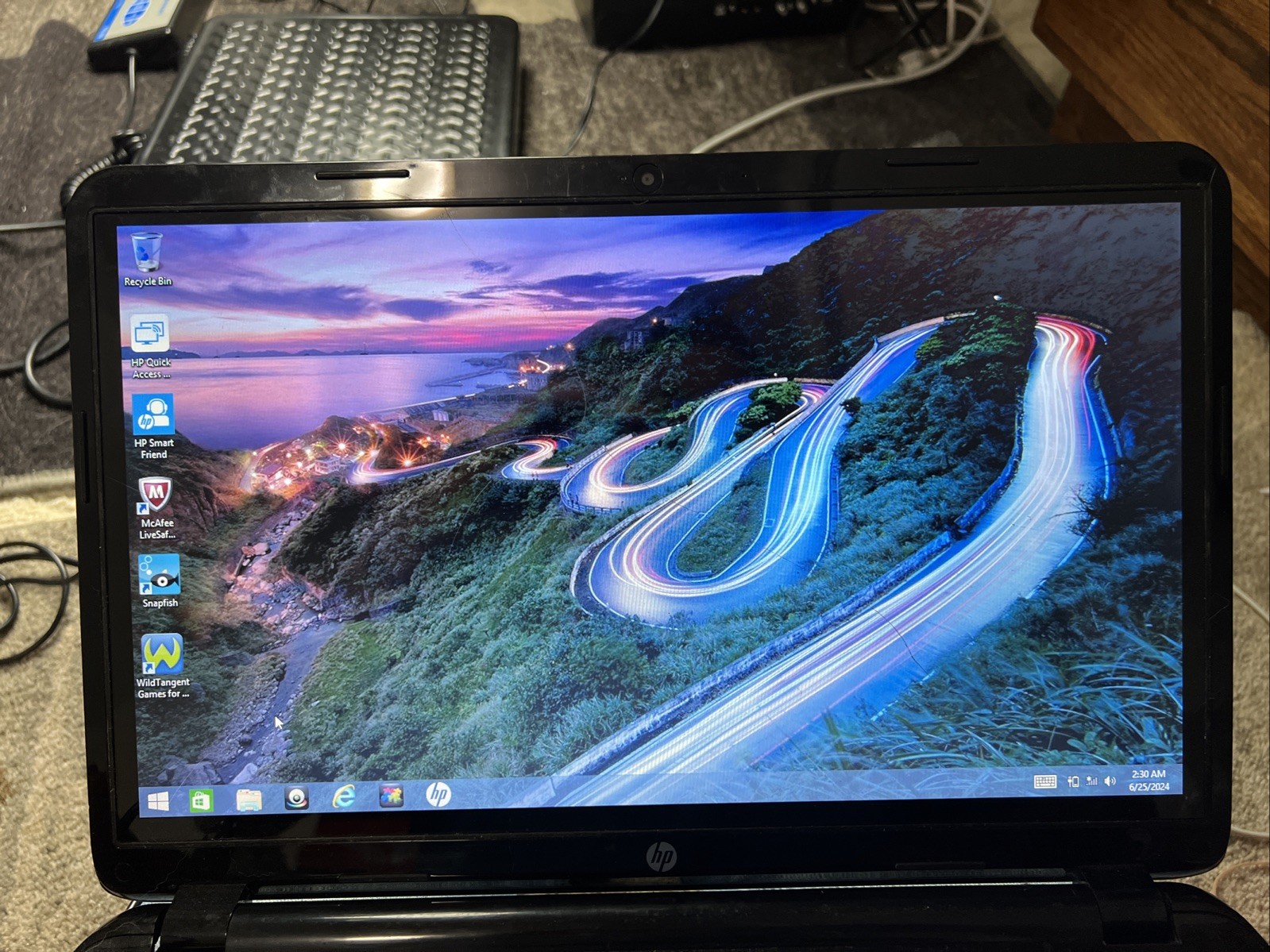 15” HP 15-g067nr Touchsmart Notebook Pc 4GB Mem 750GB HD AMD Radeon HD 8330 READ