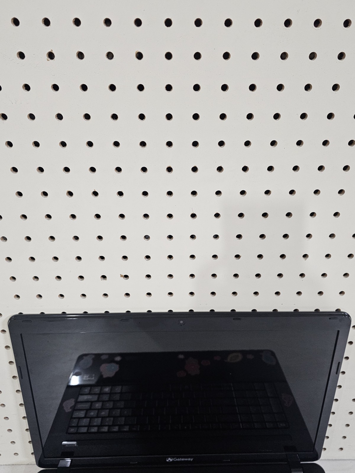 Gateway EG70 Laptop – 8GB RAM – 250GB HDD – WON’T POWER ON – BAD BATT – NO OS