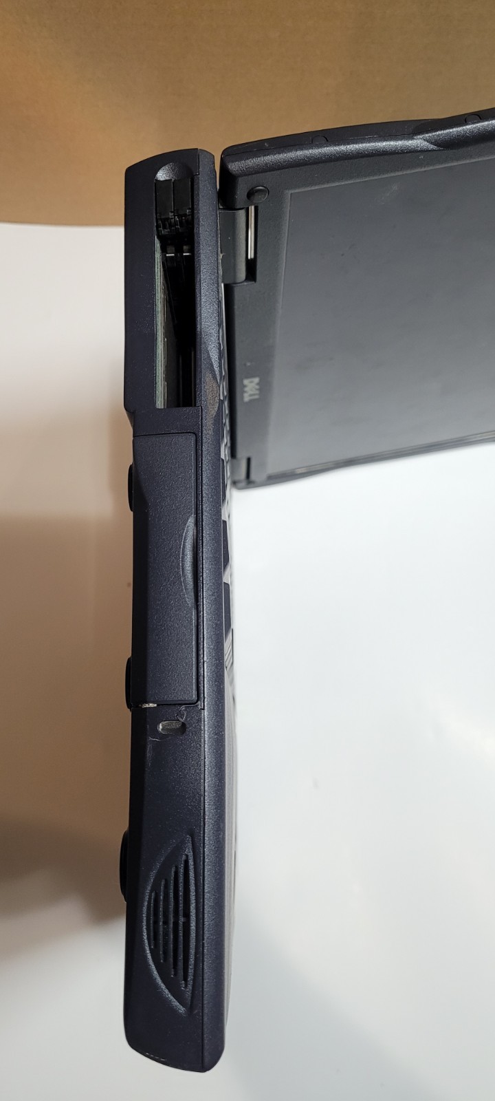 Dell Latitude 1GHz, 256MB, 18.6 GB HHD, BROKEN HINGES