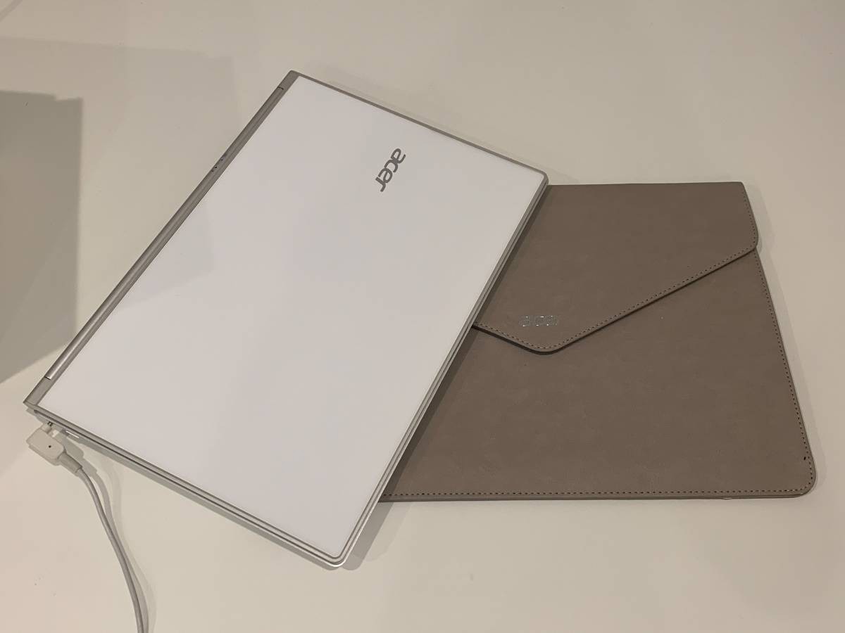 Acer Aspire S7 Ultrabook Laptop with Sleeve *