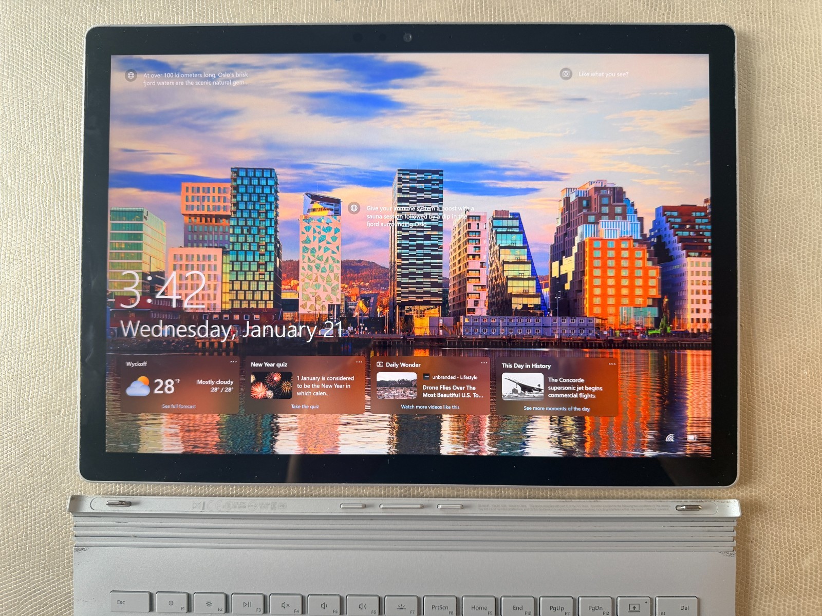 Microsoft Surface Book 2 13.5″ Laptop Core i5-7300U CPU w/ Retail Box & Charger