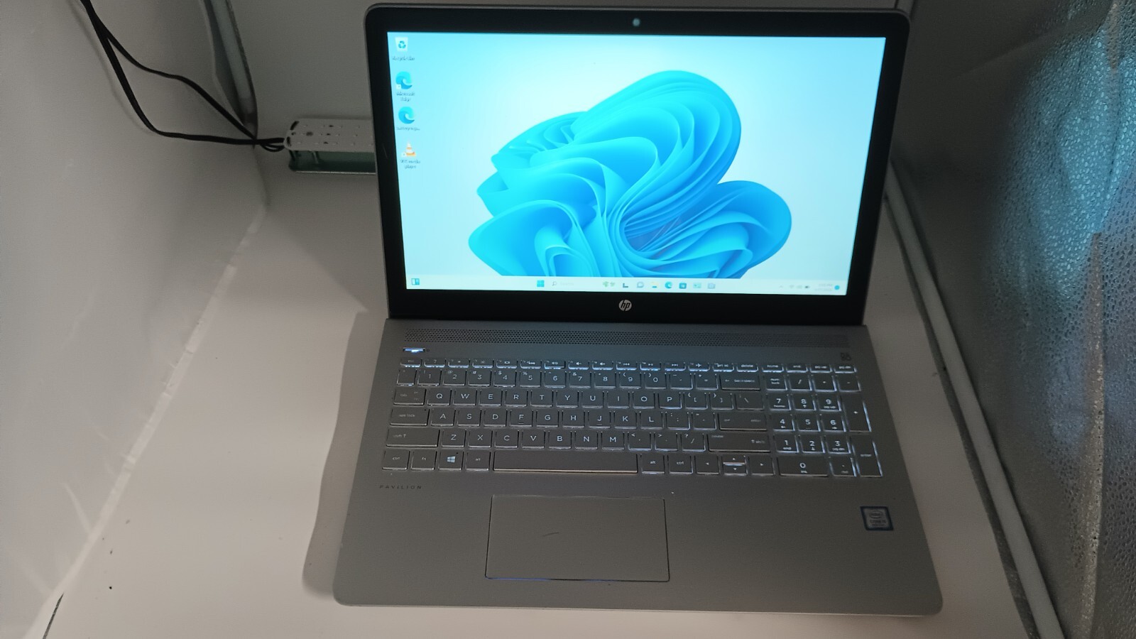 8014 Pavilion 15-CC1xx w/charger. i5-8250U.8GB.128GB M.2.Optical.15.6″ Touch.W11