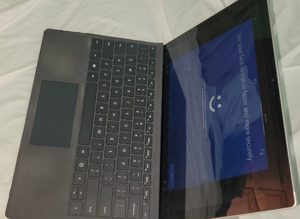 Microsoft Surface Pro 5 128gb (cracked screen on the side), 100% working
