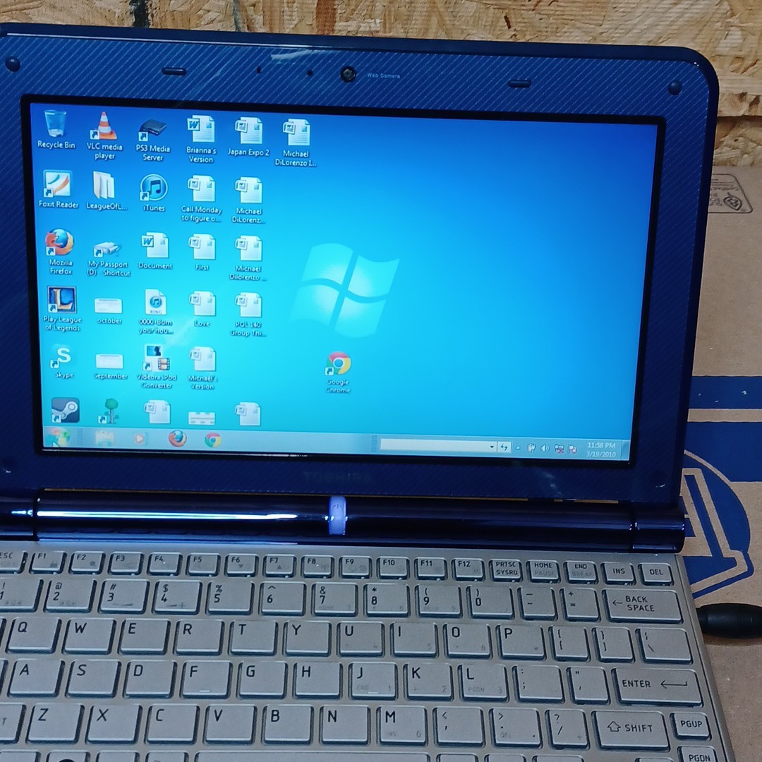 Toshiba Mini NB305 10.1in. (Intel Atom, 2GB) Netbook -Windows 7 Version Blue