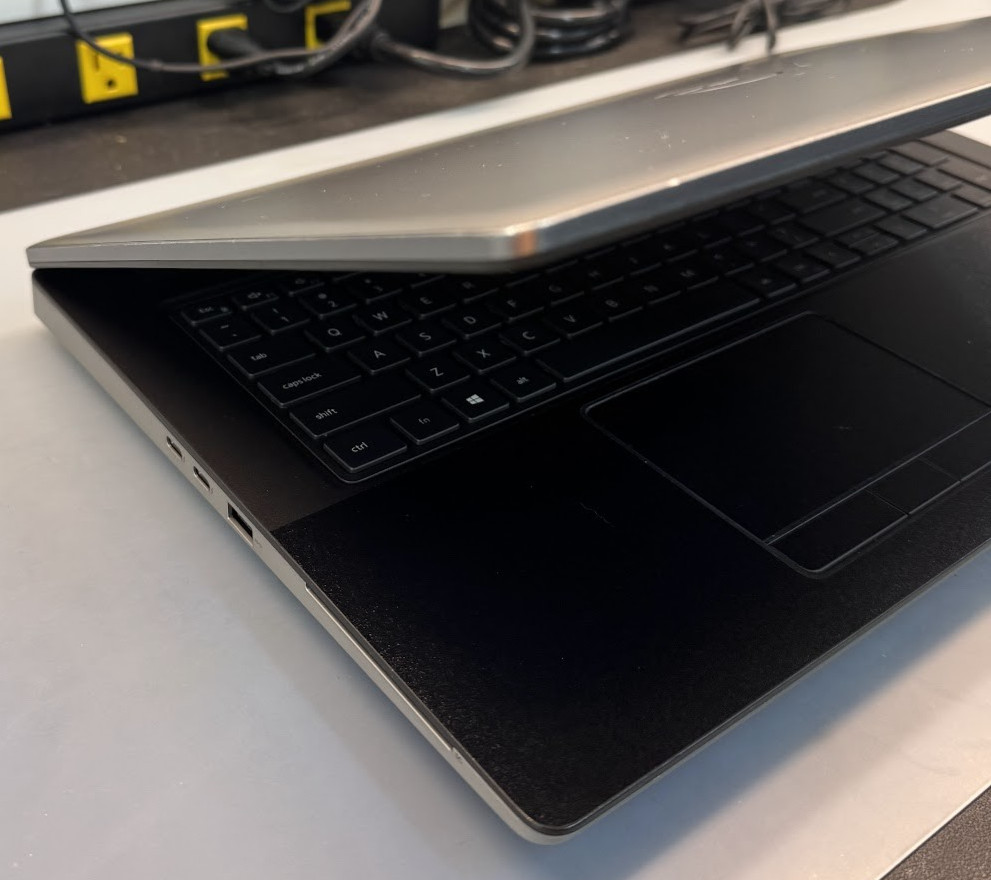 Dell Precision 7760 17″ INTEL CORE i7-11850H 512GB SSD 32GB RAM A3000 WIN11 READ