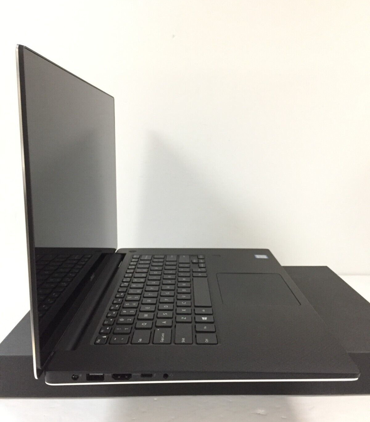 Dell XPS 9560-5000SLV-PUS 15.6 Touch Laptop/i5-7300HQ/8GB/256GB SSD/GTX 1050/W10
