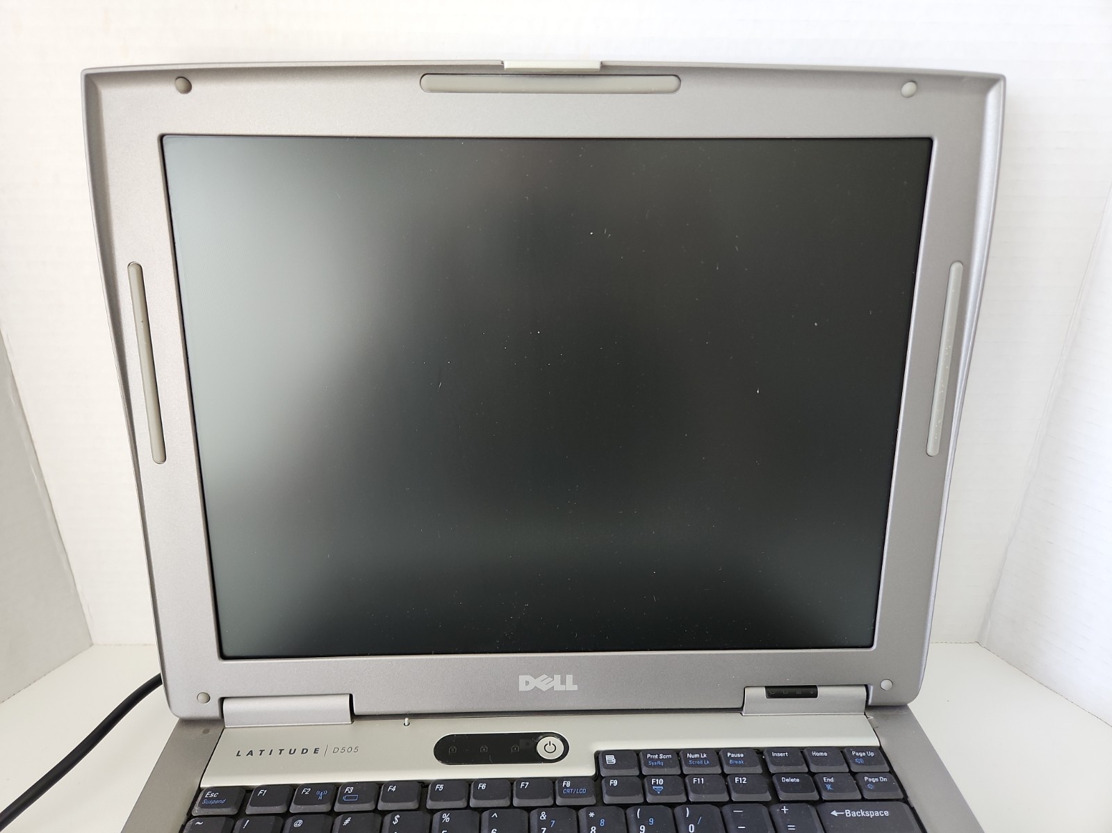 Vintage Dell Latitude D505 Pentium M 1.5ghz 256mb RAM NO HDD OR OS BOOTS TO BIOS