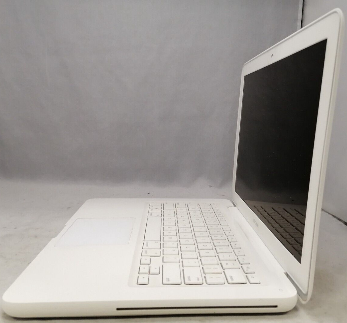 FOR PARTS 13.3″ Apple MacBook A1342 (Intel Core 2 Duo P8600/2GB RAM/NO HDD)