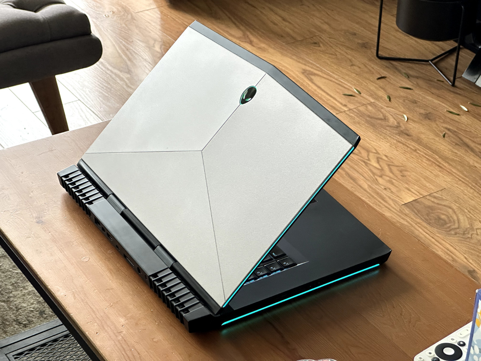 💻 Alienware 15 R4 Gaming Laptop – i7-8750H | GTX 1060 | 256GB M.2 SSD + 1TB HDD