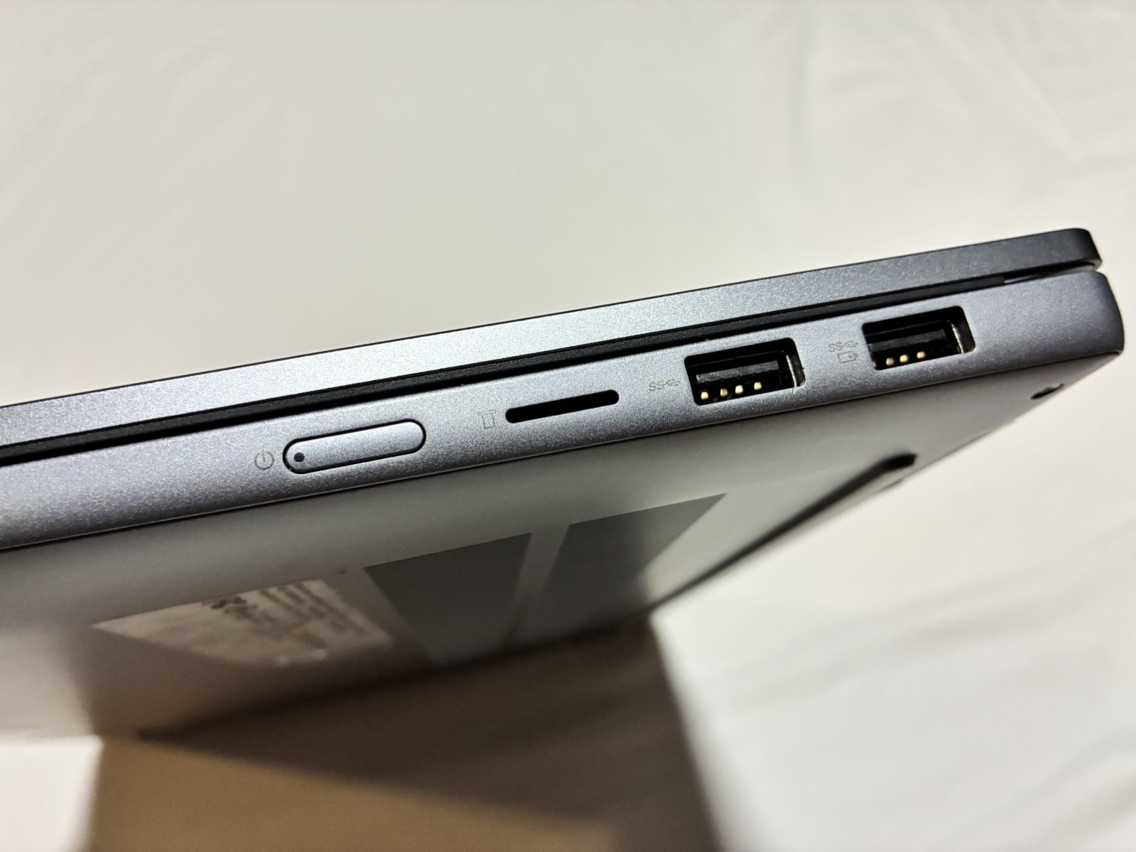Lenovo IdeaPad 5 2 in 1, 16″ IPS Glass, Ryzen 7 8845HS, Radeon 780M w/case