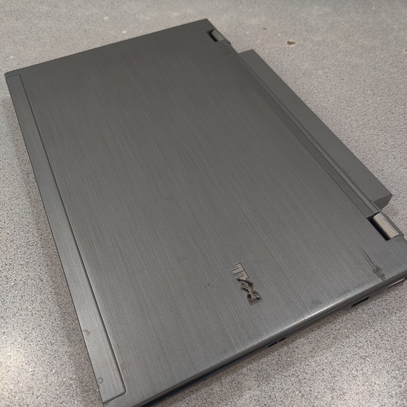Dell Latitude E4310 Intel i5-M520 2.4GHz 4 GB NO HDD/OS/AC ADAPTER/BATTERY *Read