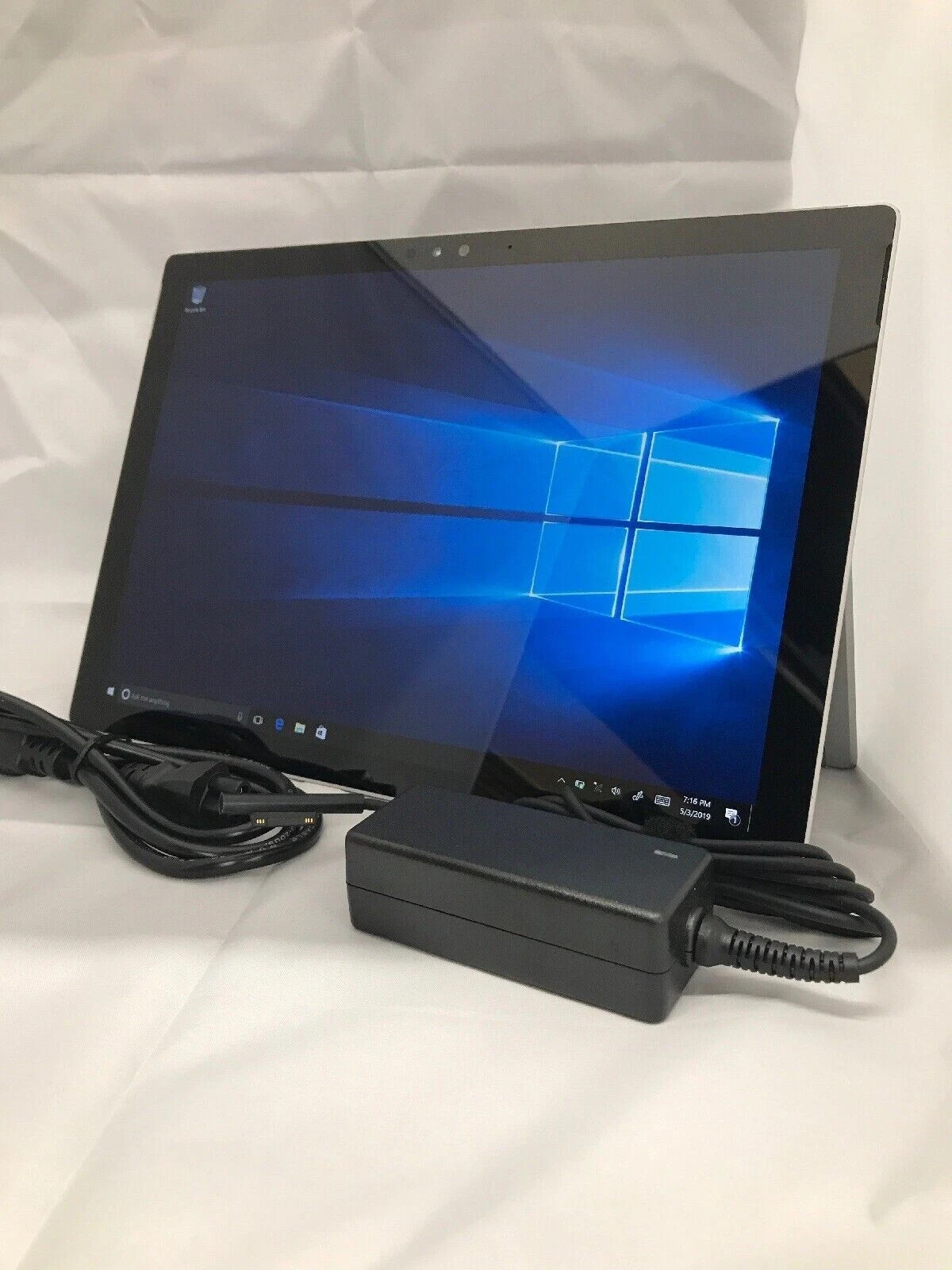 Microsoft Surface Pro 3 with detachable keyboard Intel i5 8GB Ram 256GB SSD