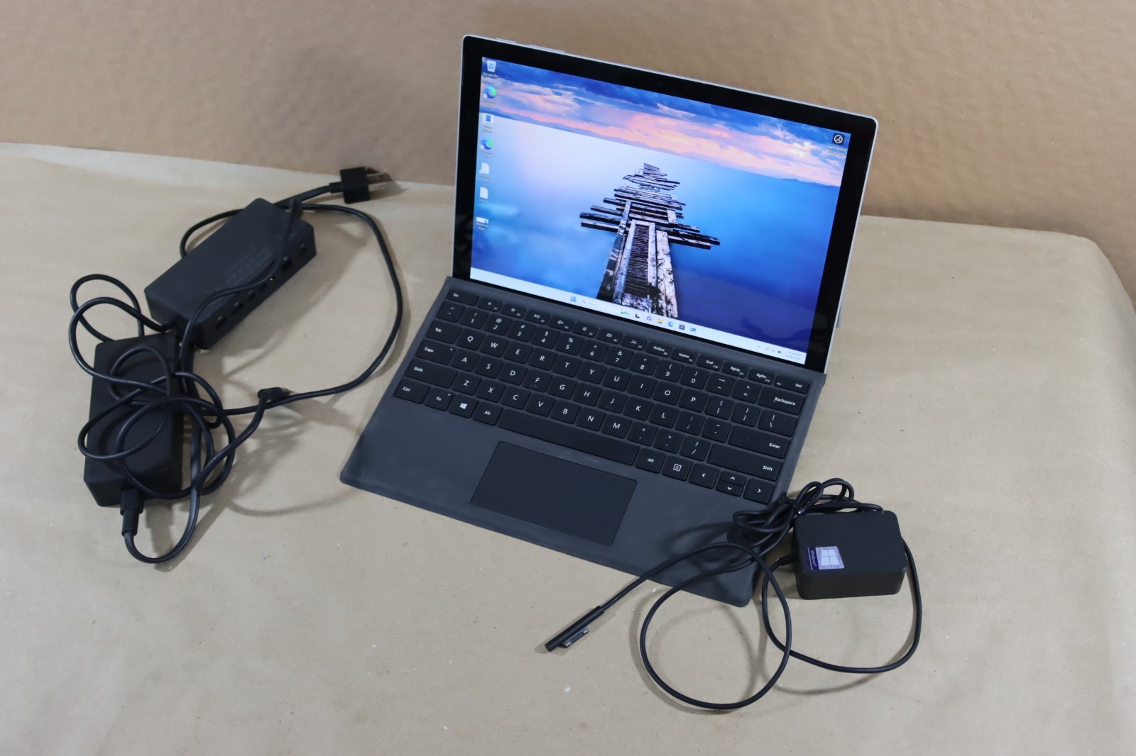 Microsoft Surface Pro 5 i5-7300U 8GB RAM 256GB Wi-Fi + LTE