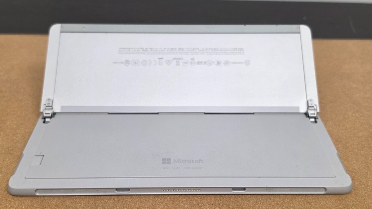 Microsoft Surface Go Pentium 4415Y 4GB Ram 64GB SSD Win 11 Pro ***READ***