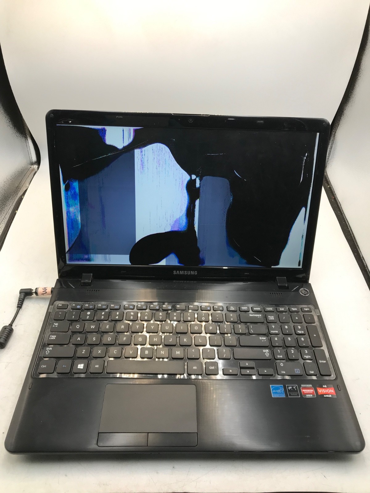 Samsung 365E AMD A6 15″ Laptop -BOOTS/BAD DISPLAY-MZ