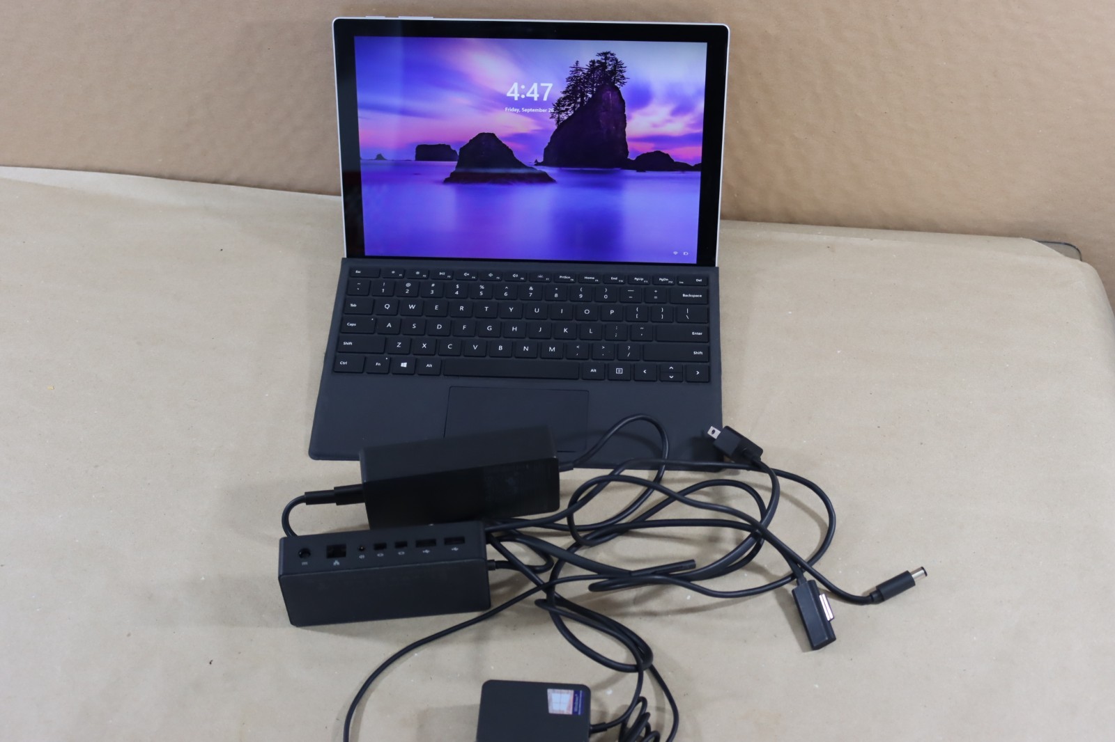 Microsoft Surface Pro 5 i5-7300U 8GB RAM 256GB Wi-Fi + LTE
