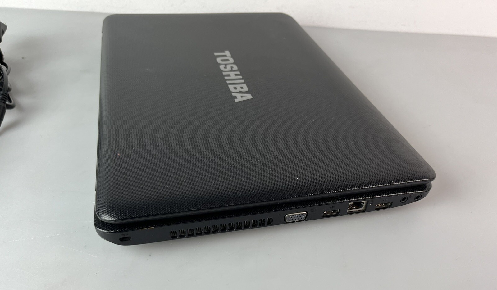 Toshiba Satellite C855d-S5303 AMD E-350 1.60 GHzLaptop Windows 10