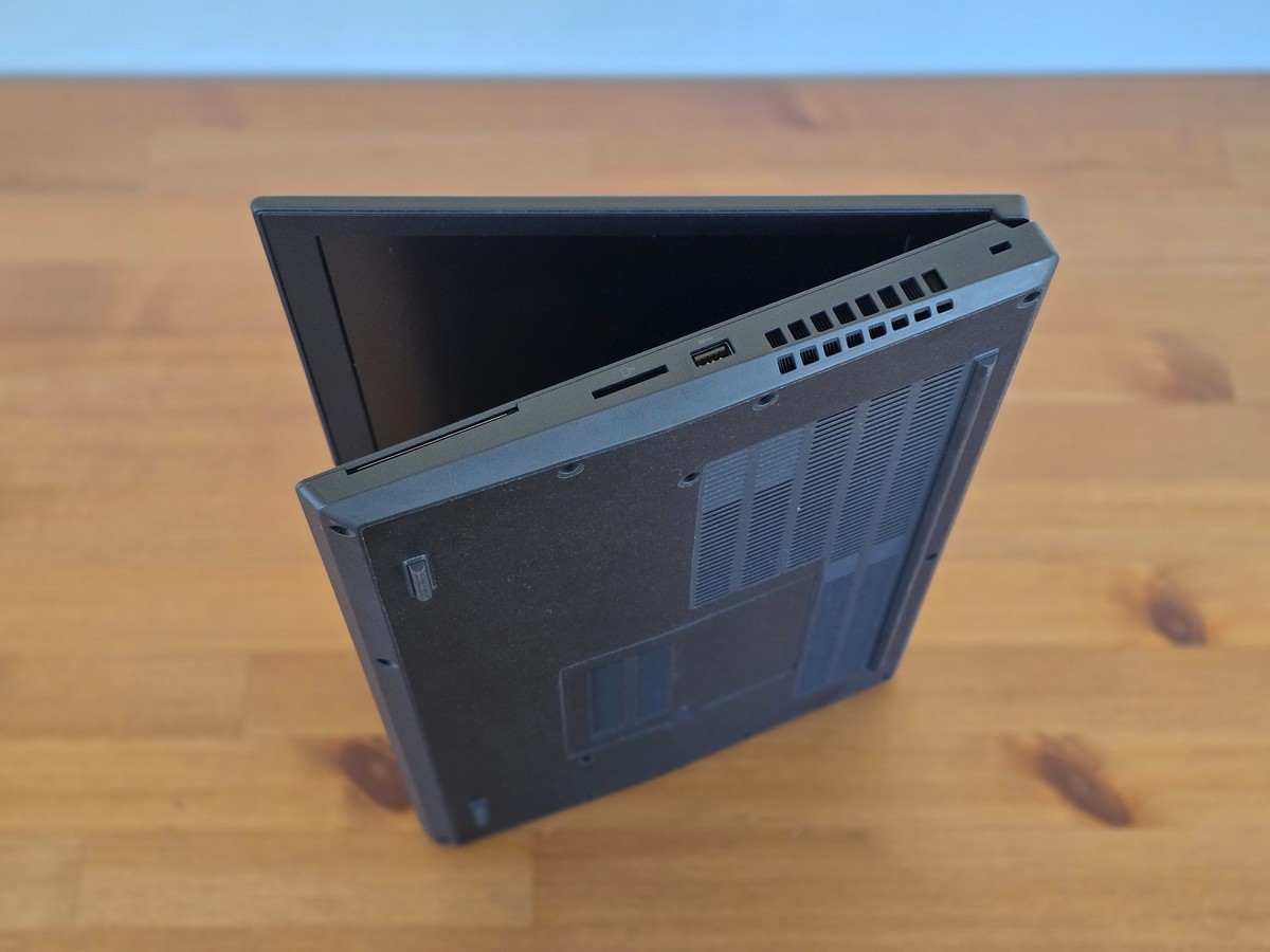 Lenovo ThinkPad P15 Gen 1 i7-10850H 32GB 15.6″ 4K HDR 3840×2160 NVIDIA RTX 3000