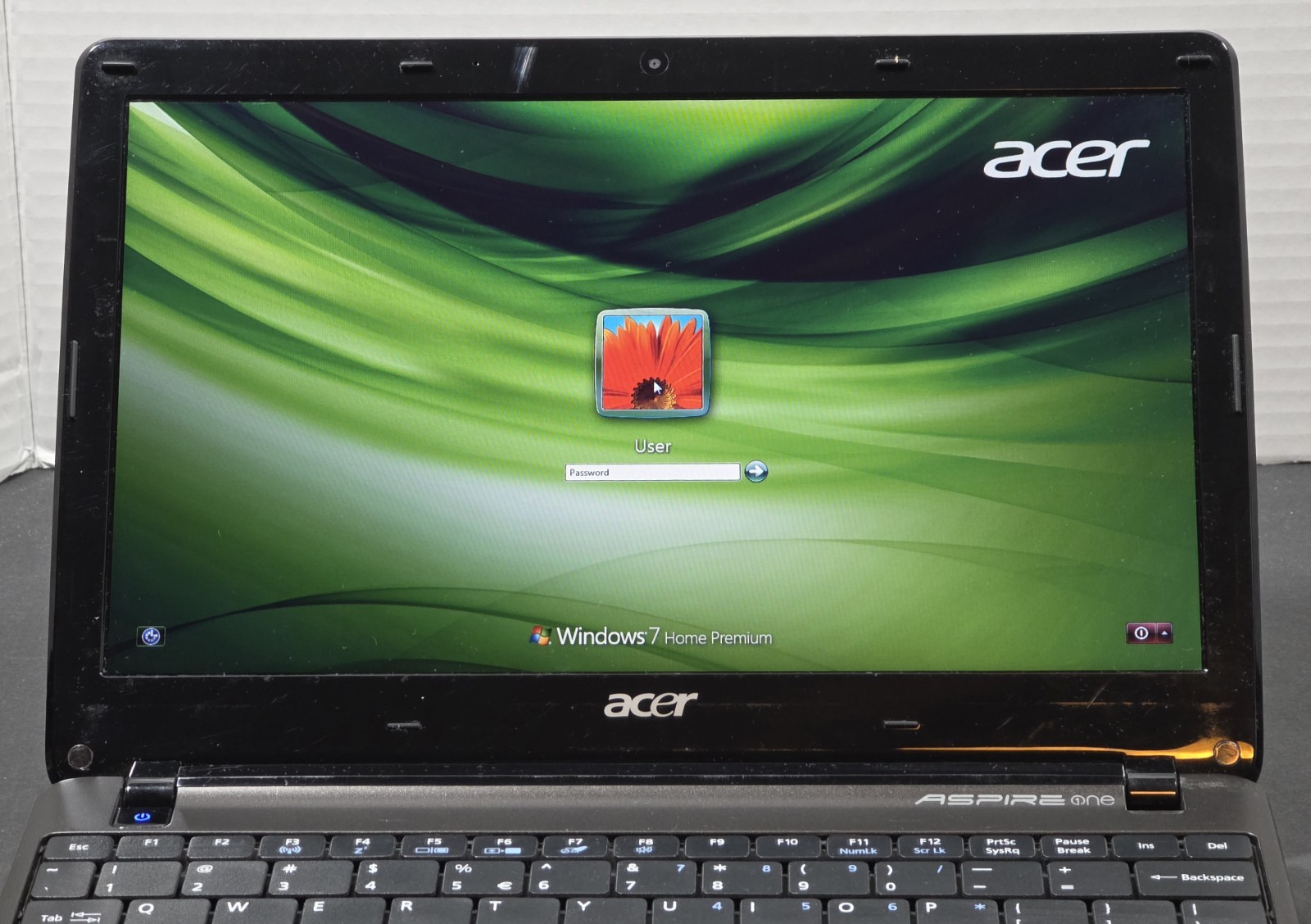Acer Aspire One 722-0825 10.1″ NetBook C-60 – 4GB – 320GB – Win7 Tested Working