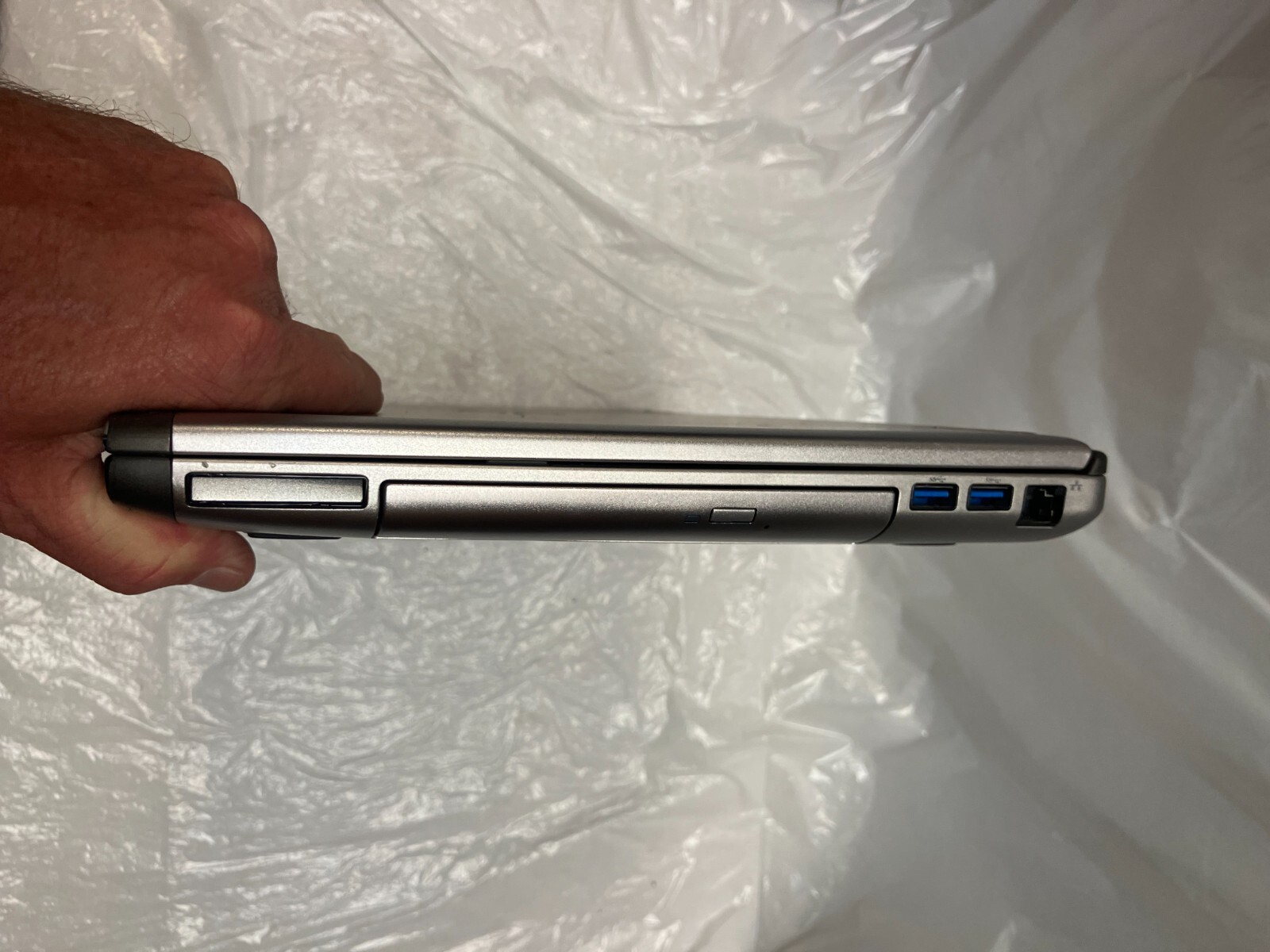 DELL VOSTRO 3560 Laptop Intel Core i3-3110M 2.40 GHZ + 4 GB 300GB HD, FOR PARTS