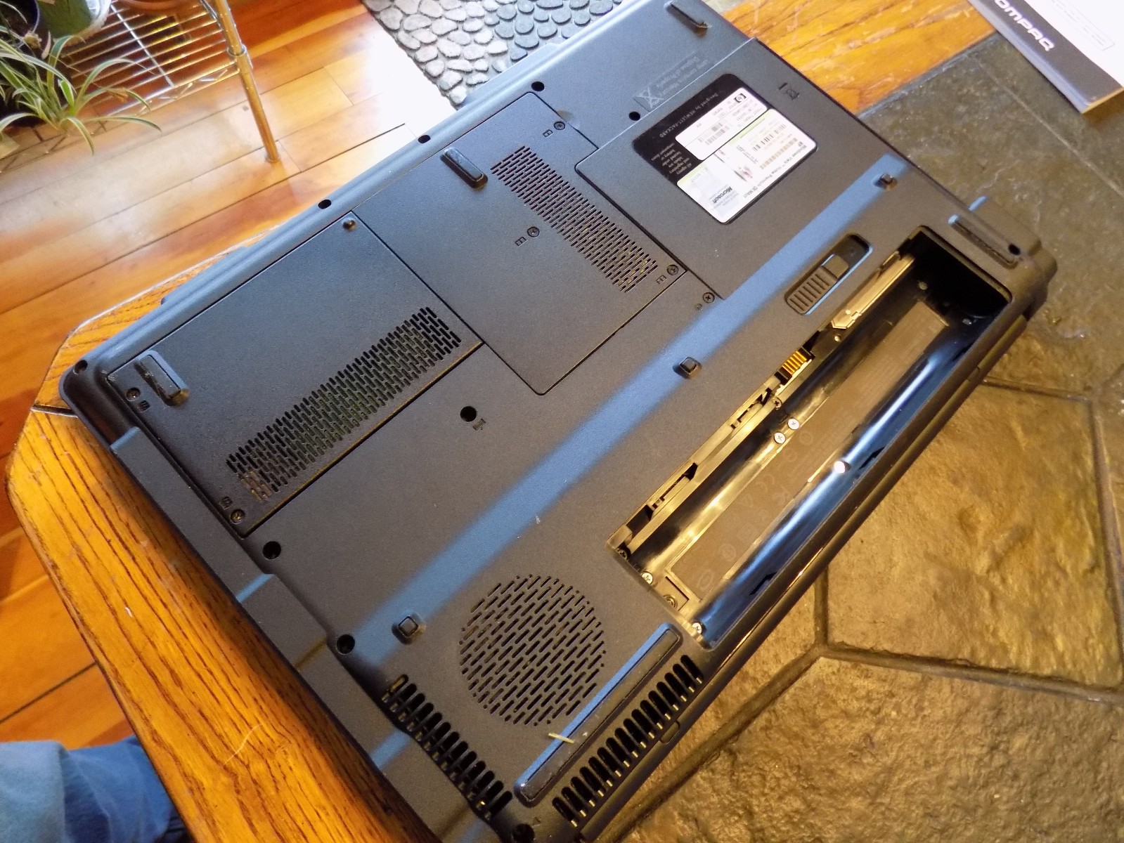 Compaq Notebook PC Presario F700 AMD 64 Athlon X2 – Parts or Repair Only