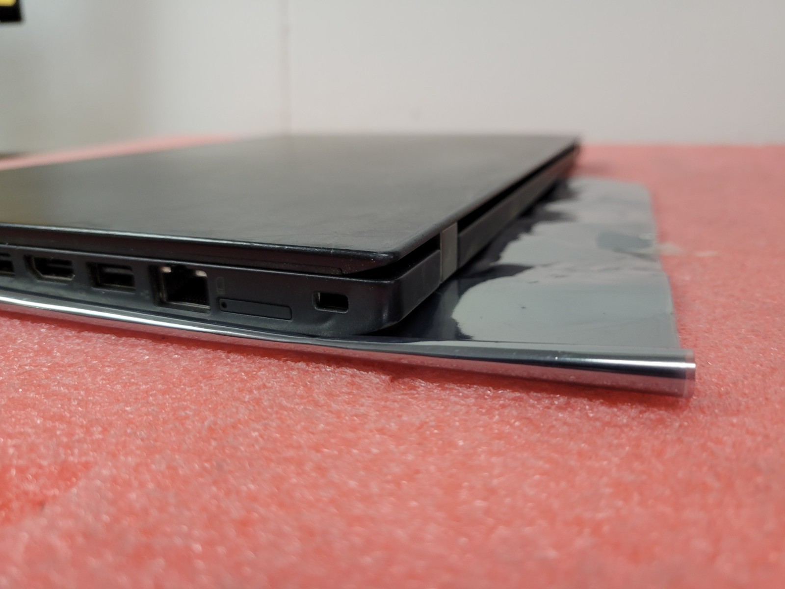 Lenovo ThinkPad T470S 14″ i5-7300U 4GB RAM *NO HDD/OS/COVER/BATT/AS IS* | LP520