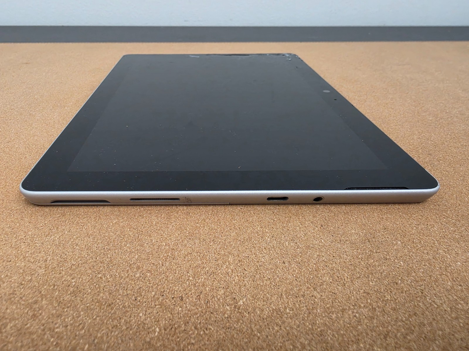 Microsoft Surface Go Pentium 4415Y 4GB Ram 64GB SSD Win 11 Pro ***READ***