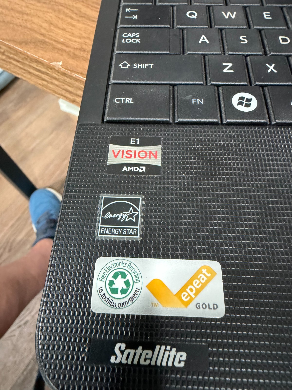 Toshiba Satellite C855D-S5950 15.6″ AMD E-Series 8GB comes with charger