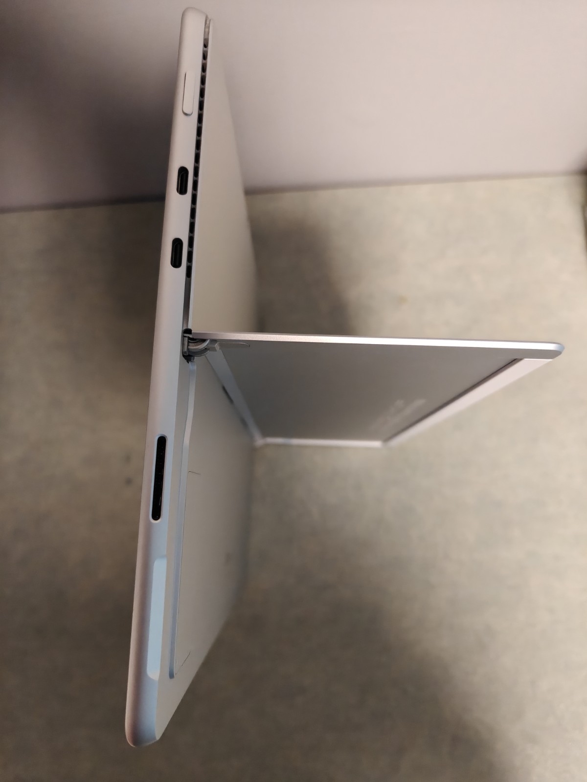 Microsoft Surface Pro 8 1983 i5-1135G7 256GB SSD 8GB RAM Win 11 Pro – CRACKED