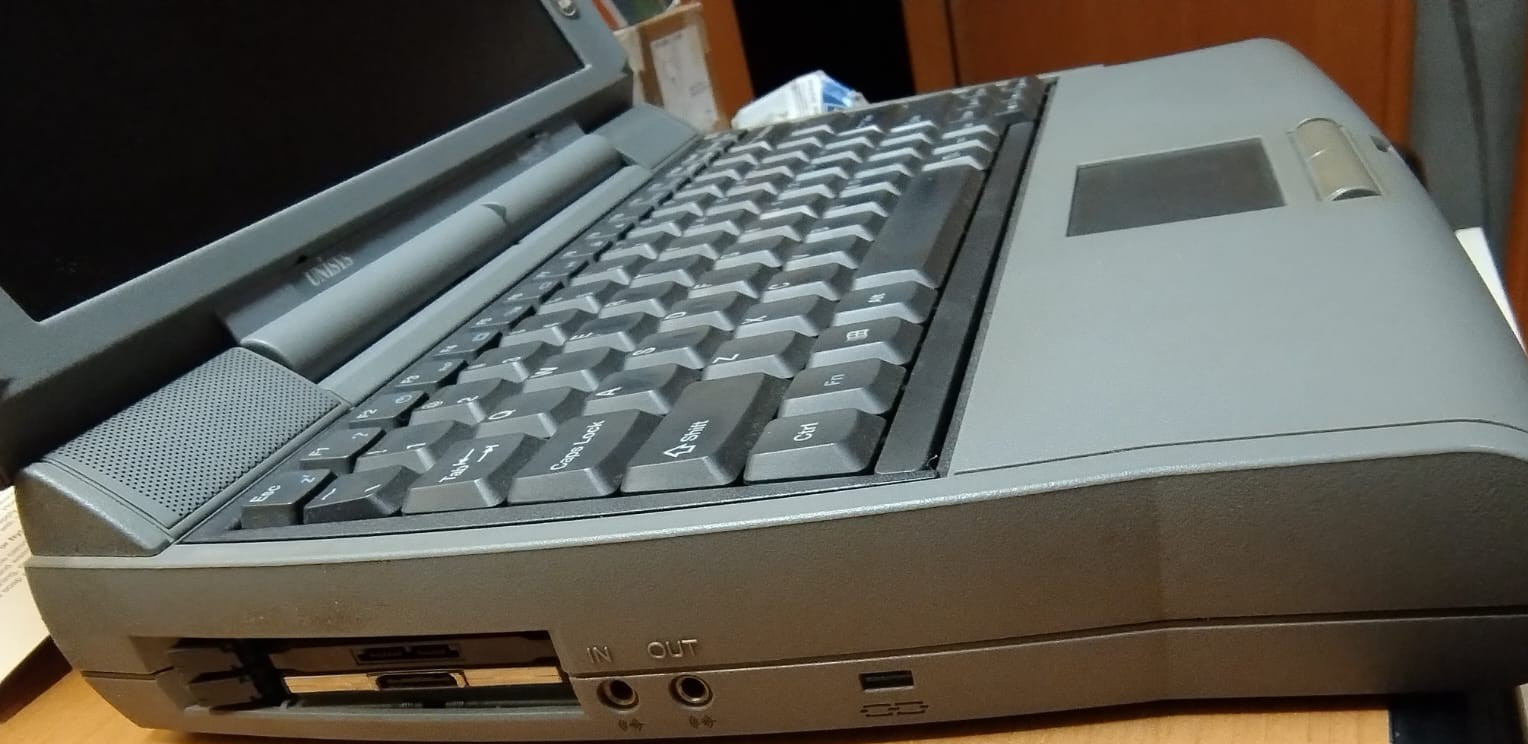VINTAGE NOTEBOOK LAPTOP WINDOWS 95 UNISYS 32MB RAM FLOPPY CD MODEM FAX CARD PC