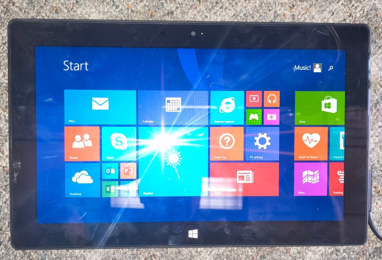 Microsoft Surface RT Tablet with Charger 64GB 2 GB RAM Touchscreen B