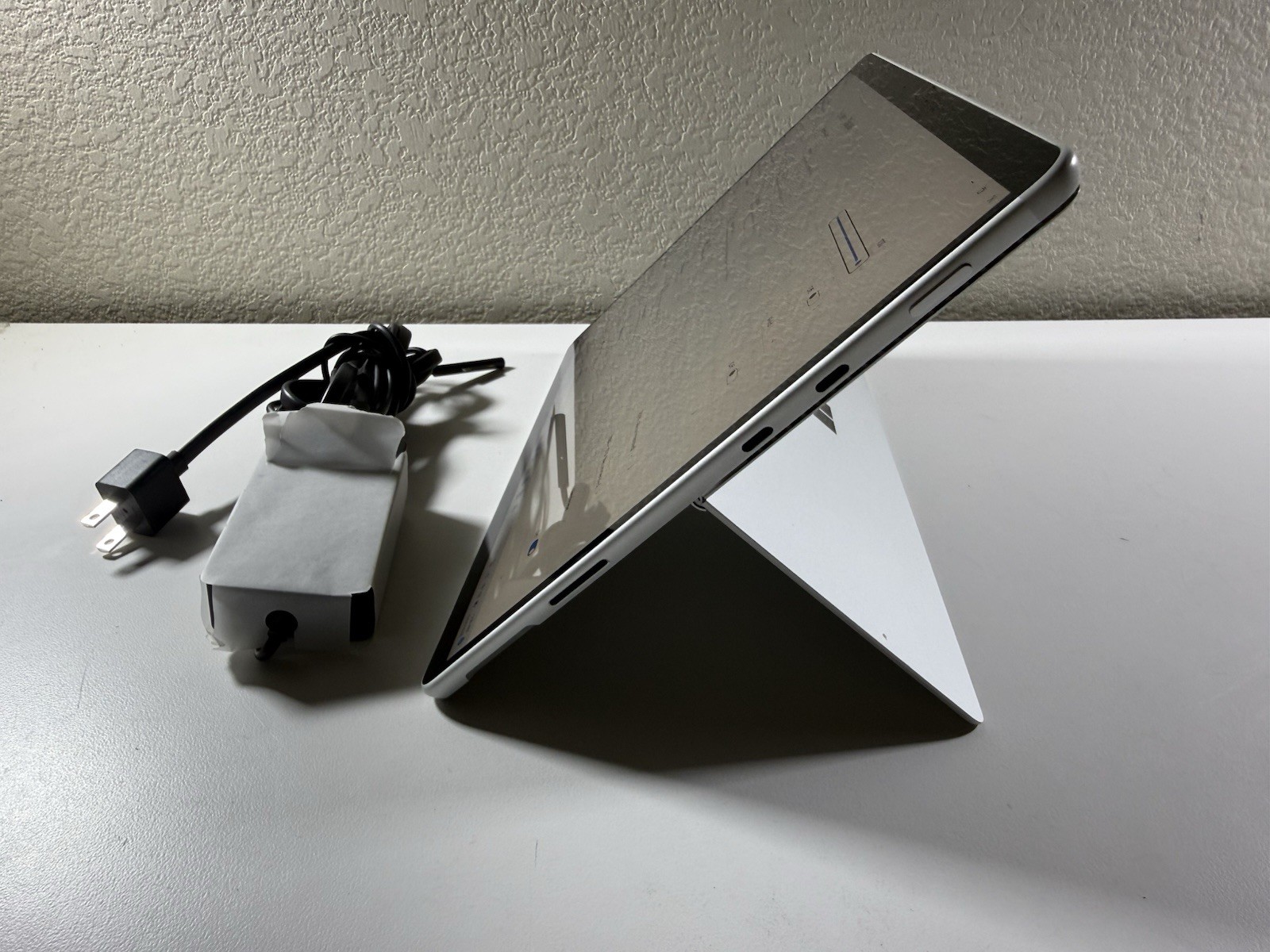 Microsoft Surface Pro 8 (1982) i5-1145G7 – 16GB RAM – 256GB 120Hz – Win 11 Pro