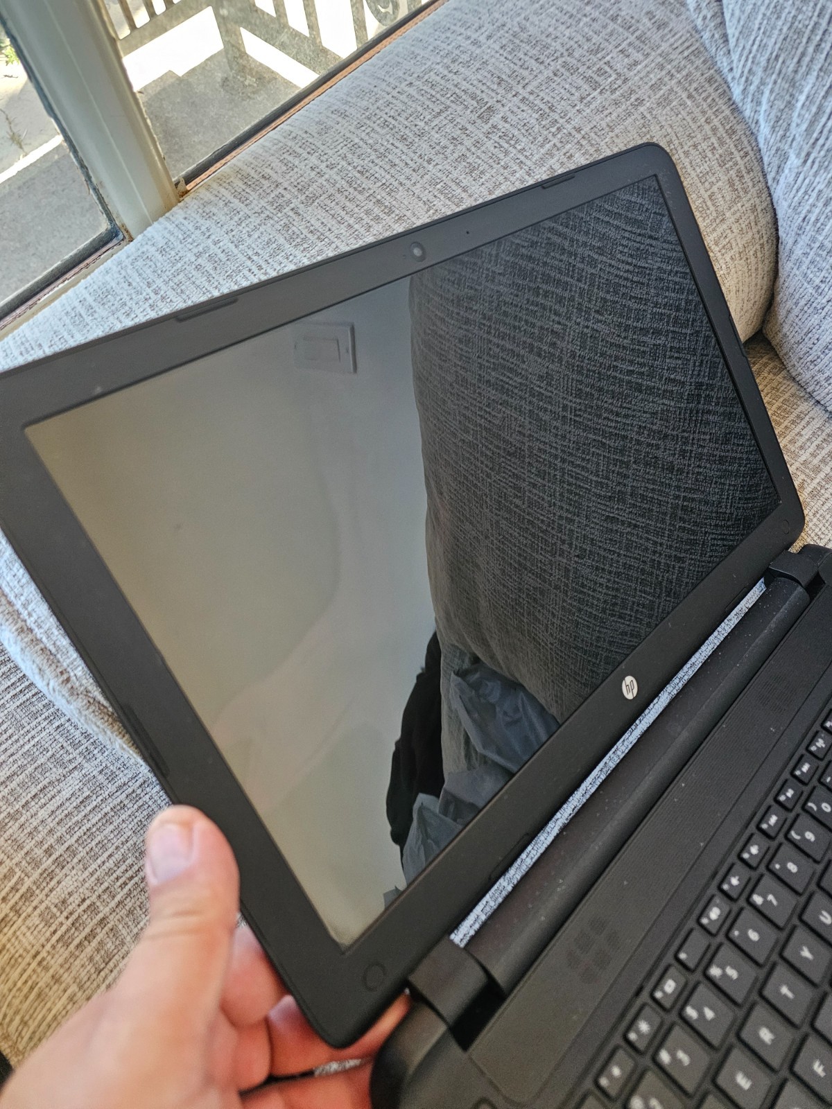 HP 15-f018dx 15.6″ Notebook W/ Charger Powers On, Broken Screen FOR PARTS/REPAIR
