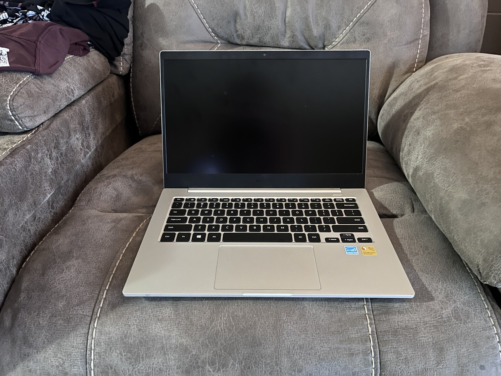 Samsung Galaxy Book Go 14″ (128GB eUFS, Qualcomm Snapdragon 8cx Gen 2, 3.15 GHz,