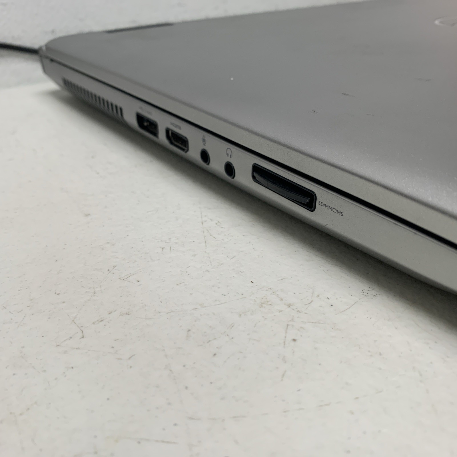 Dell Vostro 3750 17.3″ Intel Core i5-2410M2.30GHz 4GB Ram Wind 10 H Read Descrip