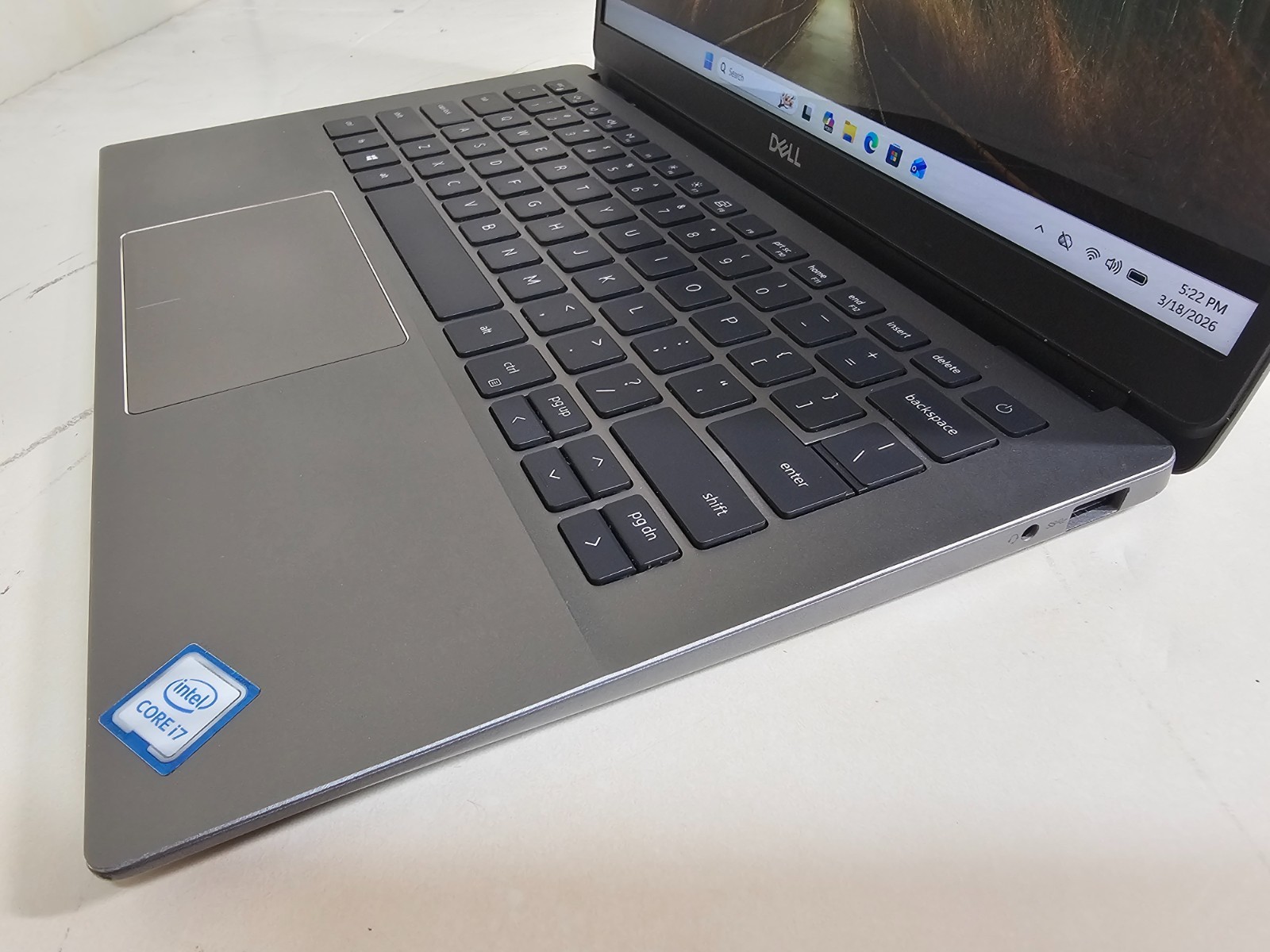 Dell Latitude 3301 Laptop – 1.8 GHz i7-8565U 8GB 256GB SSD Wi-Fi Cam 13.3″ – SP3