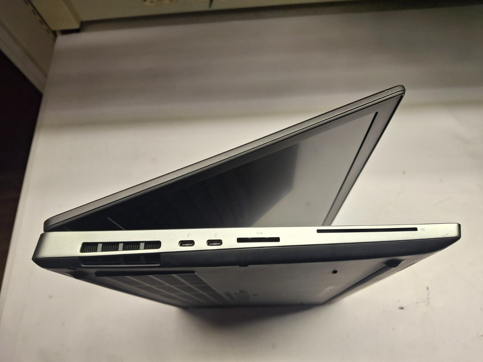 Dell Precision 7530 i7 8850H @ 2.60 GHz 256GB SSD 32 GB 15.6″ FHD Win 11 Pro