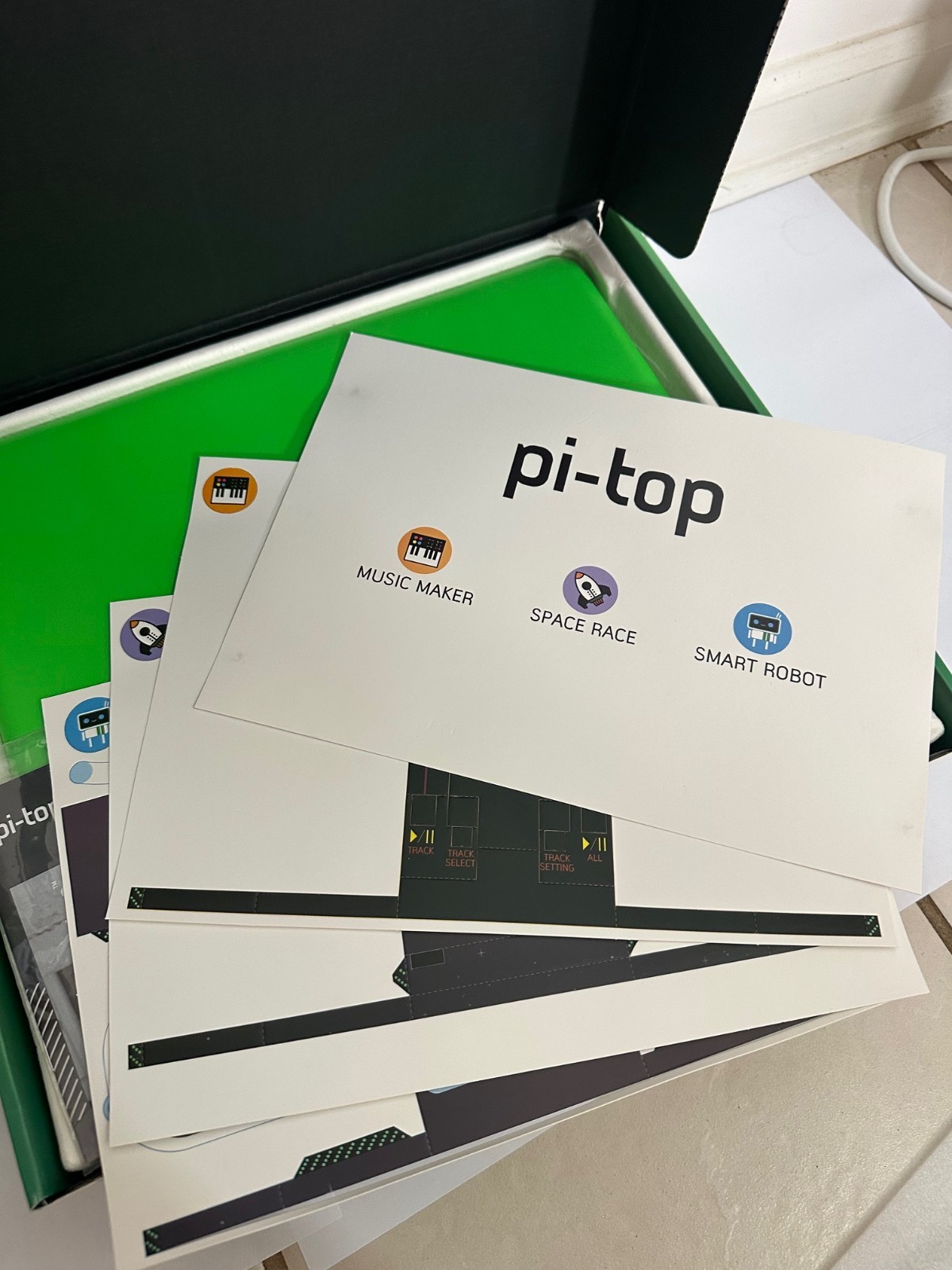 New Pi-Top 3 Modular Laptop & Inventor Kit for Raspberry Pi 3B+ Green 14″ FHD