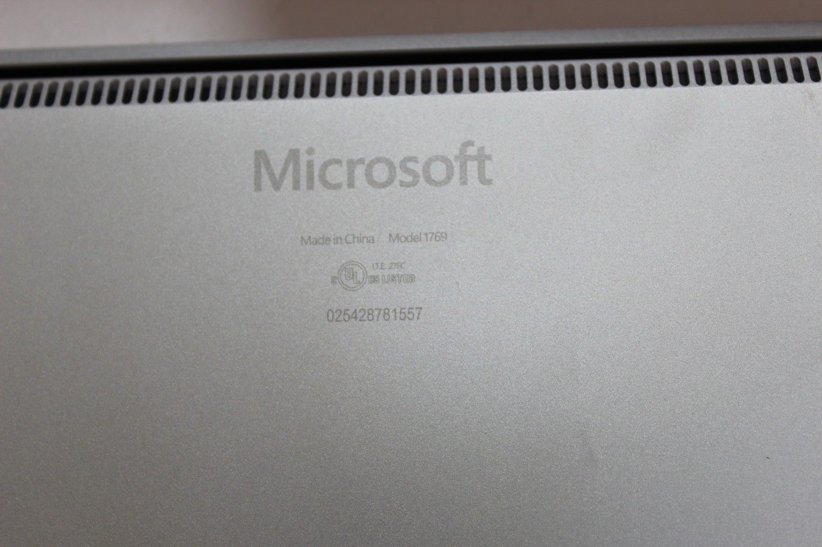 Microsoft Surface 1769 1st Gen Laptop 1769 13.5″ i7-7660U 2.5GHz 16GB RAM 512GB