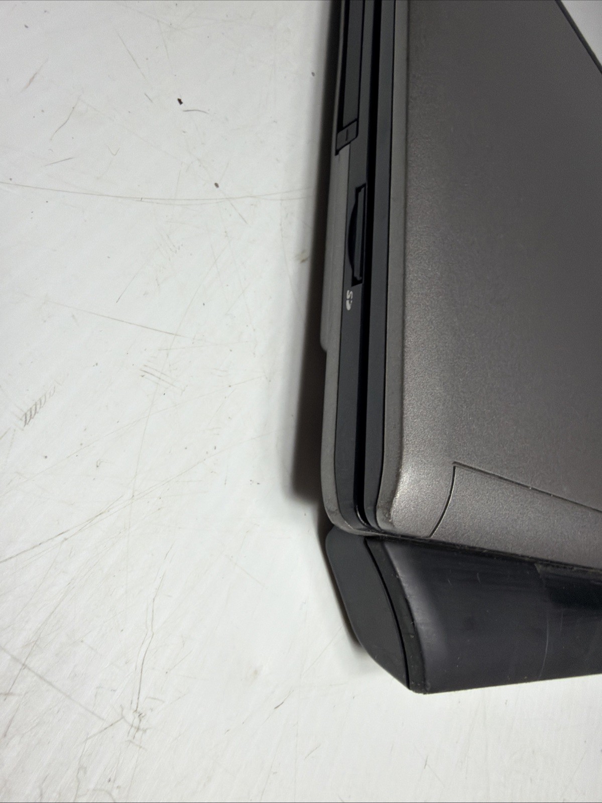 Dell Latitude D420 14″ Laptop Core Duo 2.5gb Ram No Drives Boots Bios
