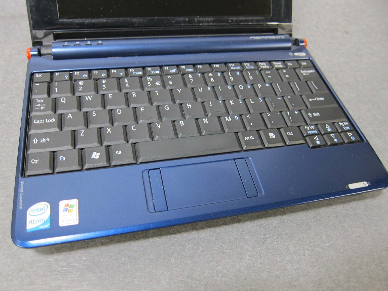 Acer Aspire One Series Model ZG5 Blue Notebook w/ Charger -WORKS WHEN PLUGGED IN