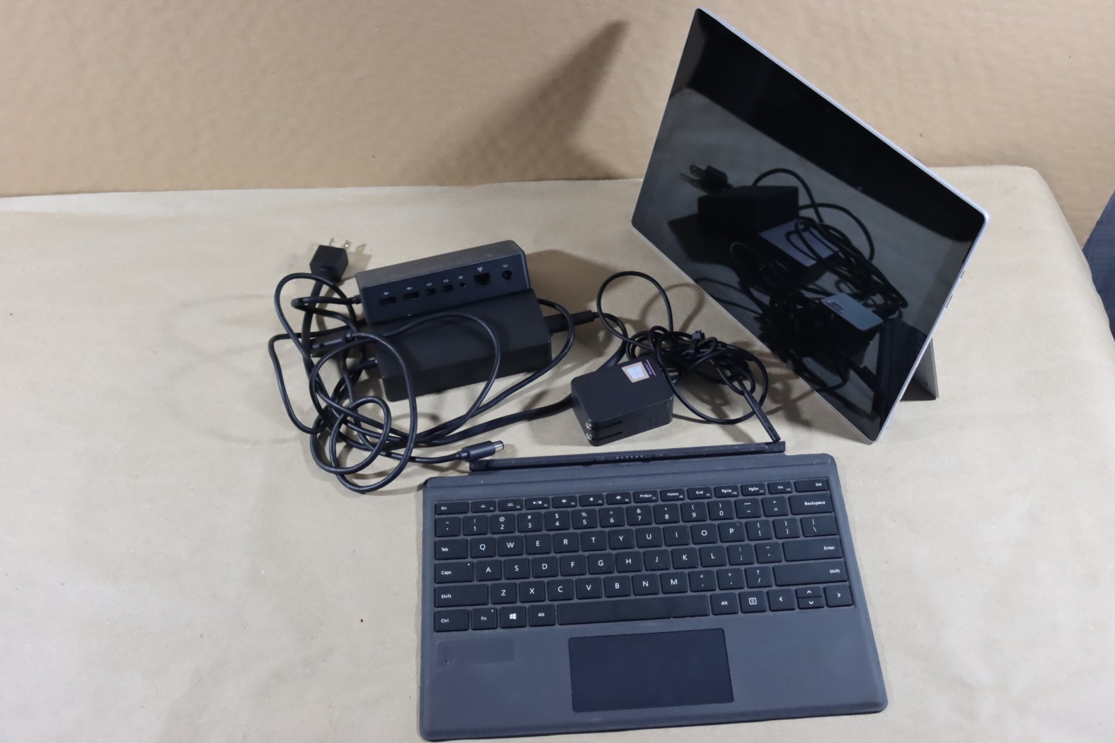 Microsoft Surface Pro 5 i5-7300U 8GB RAM 256GB Wi-Fi + Cellular / LTE