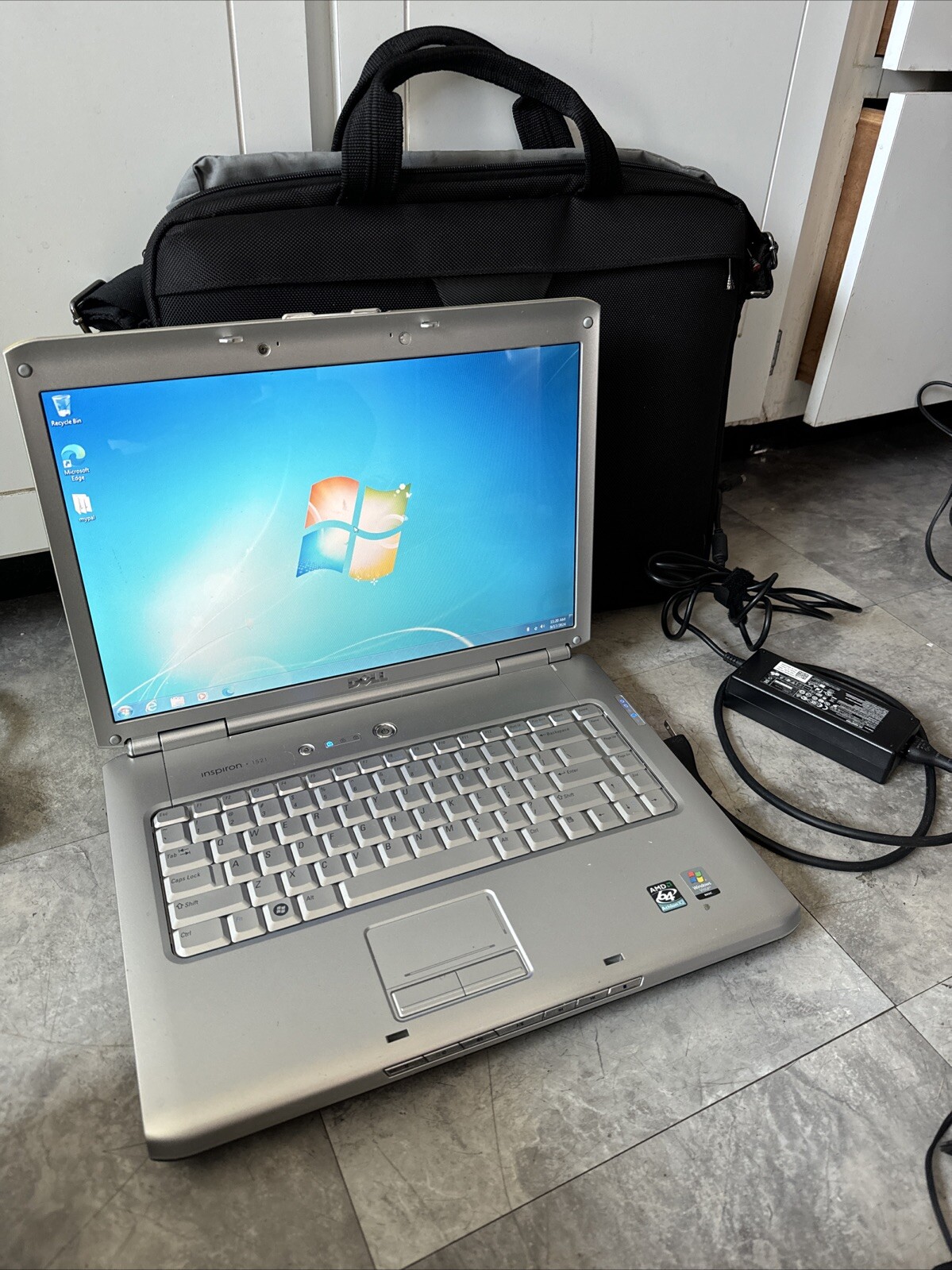 Lg Wdscreen Dell Inspiron 1521 Laptop 1.GB Windows 7 Pro AMD Turion 64×2 Battery