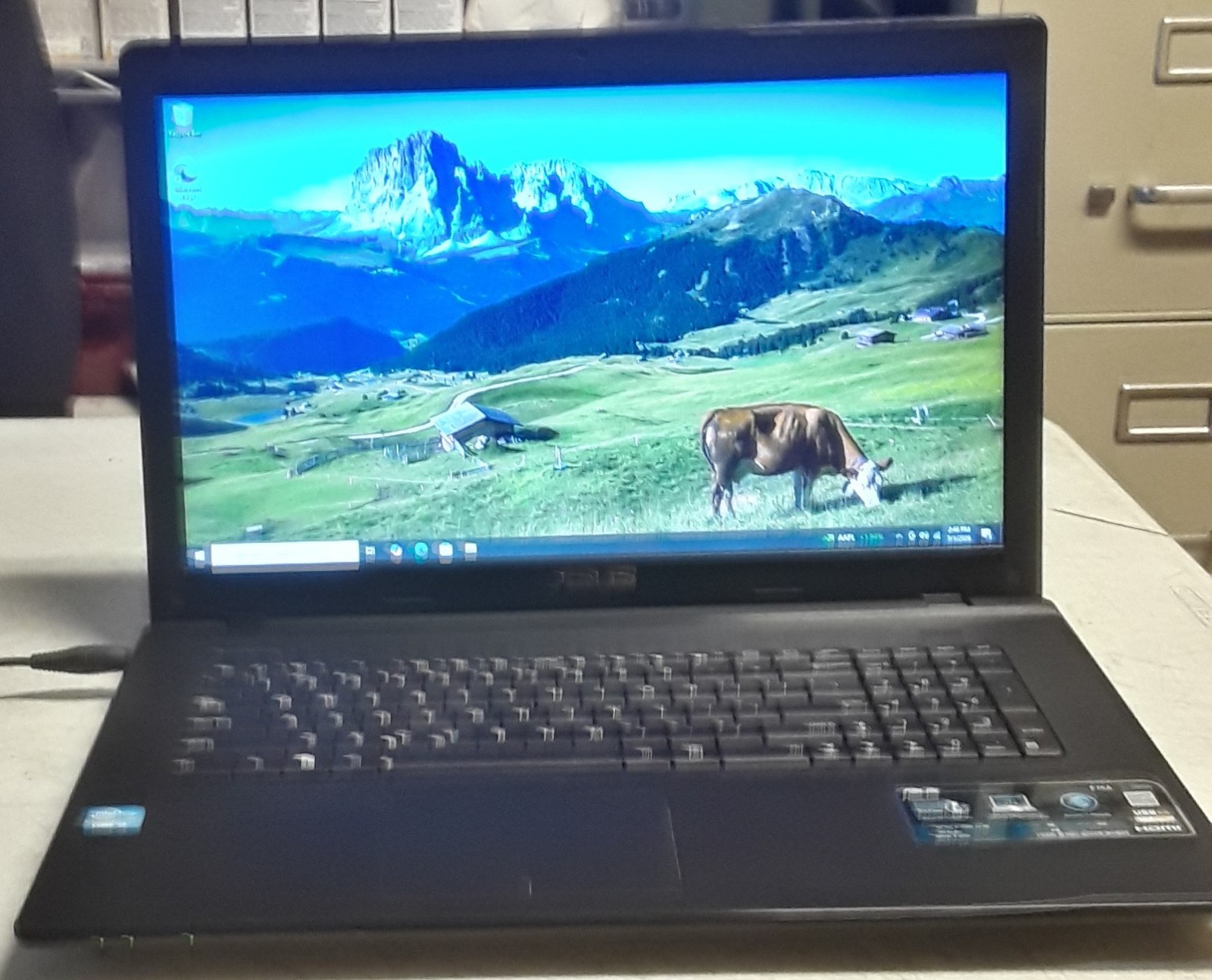 Windows 10 MINT ASUS F75A 17.3″ Intel Core i3 2.30GHz 8GB RAM 500GB and Charger