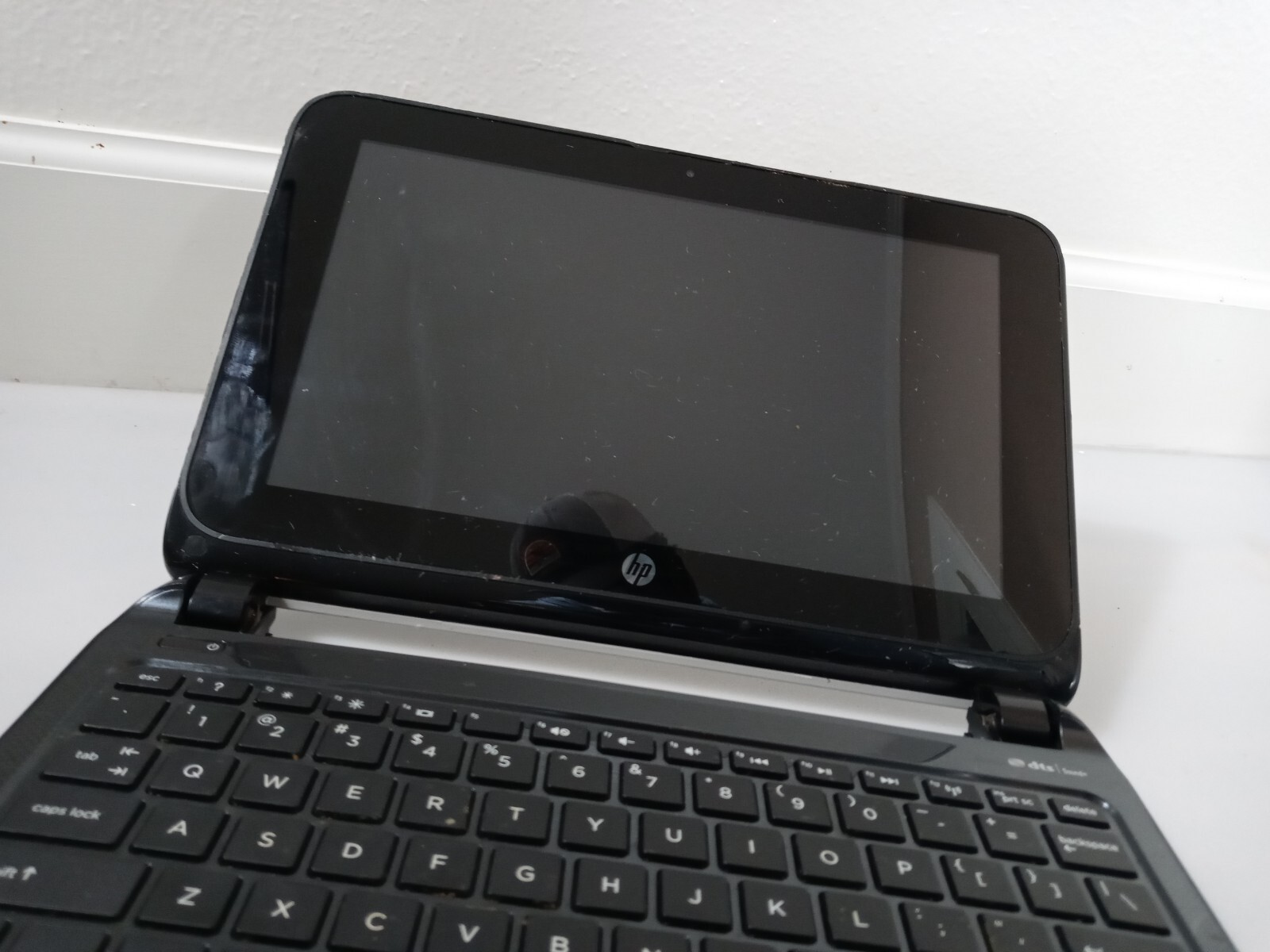 HP Pavilion TouchSmart (10-e010nr) Multi-Touch 10.1″ Laptop Computer, Parts Only