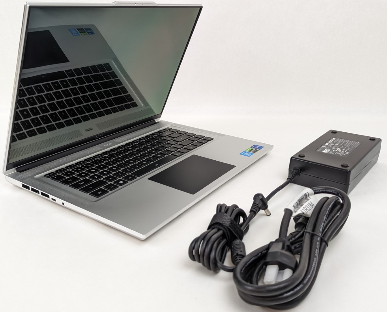 Gigabyte Aero 16-XE4-73US914 16″ 4K UHD i7-12700H 16GB 2TB SSD RTX 3070Ti W11H